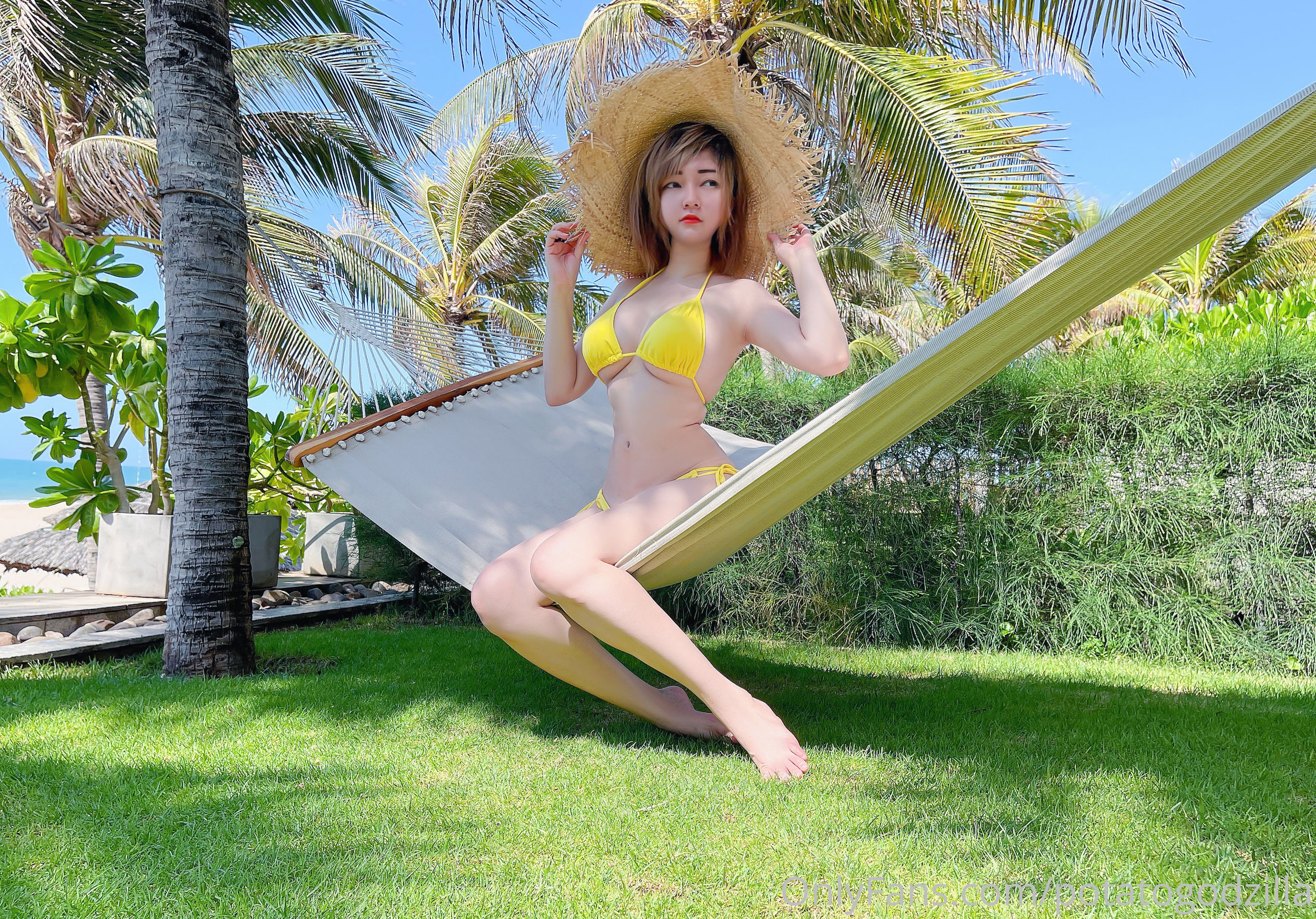 [网红COSER写真] Coser小姐姐Potato Godzilla - Yellow Bikini第9张