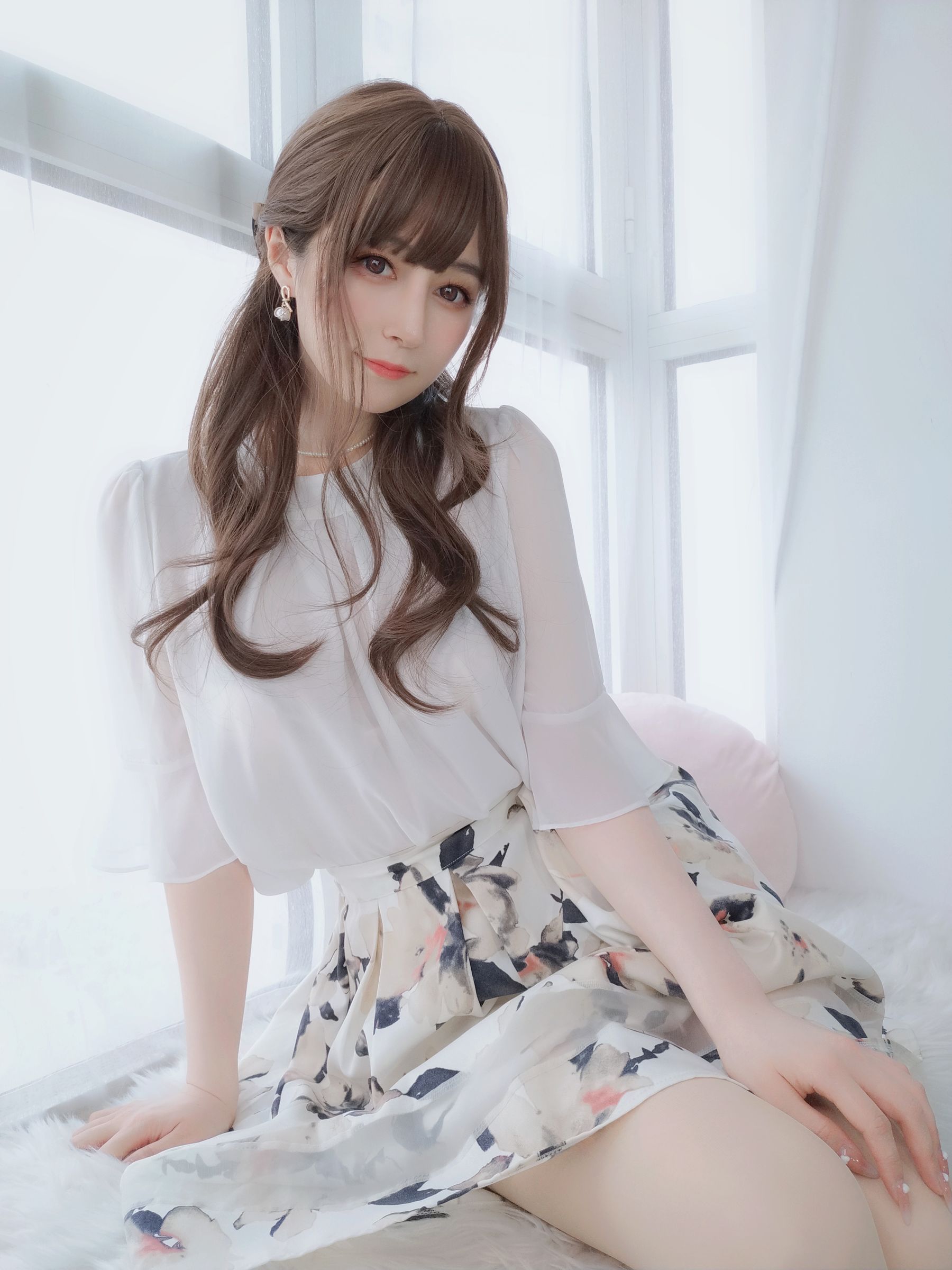 [网红COSER写真] Coser小姐姐白银 - 肉丝人妻第5张