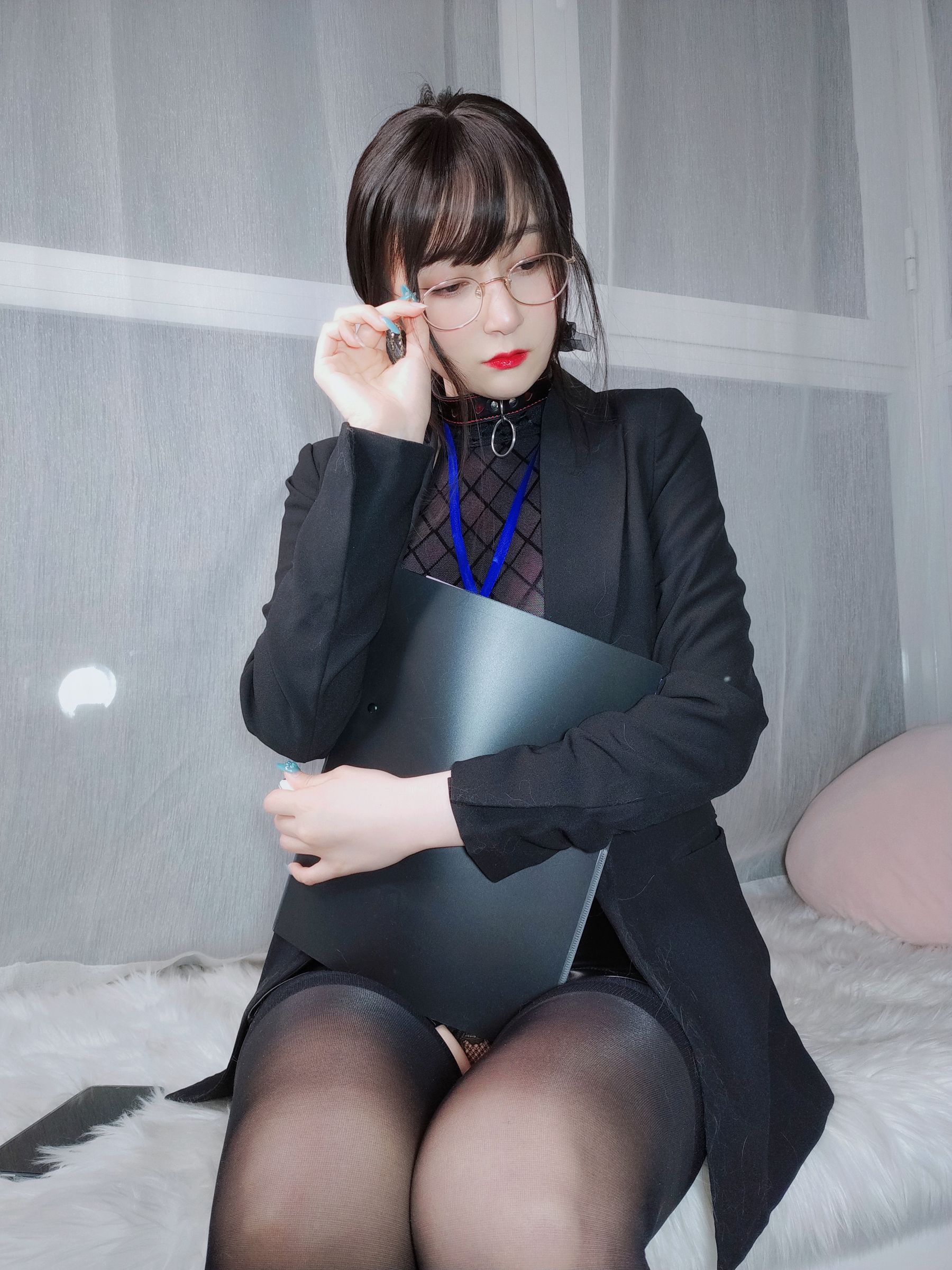 [网红COSER写真] Coser小姐姐白银 - 黑丝情趣第1张