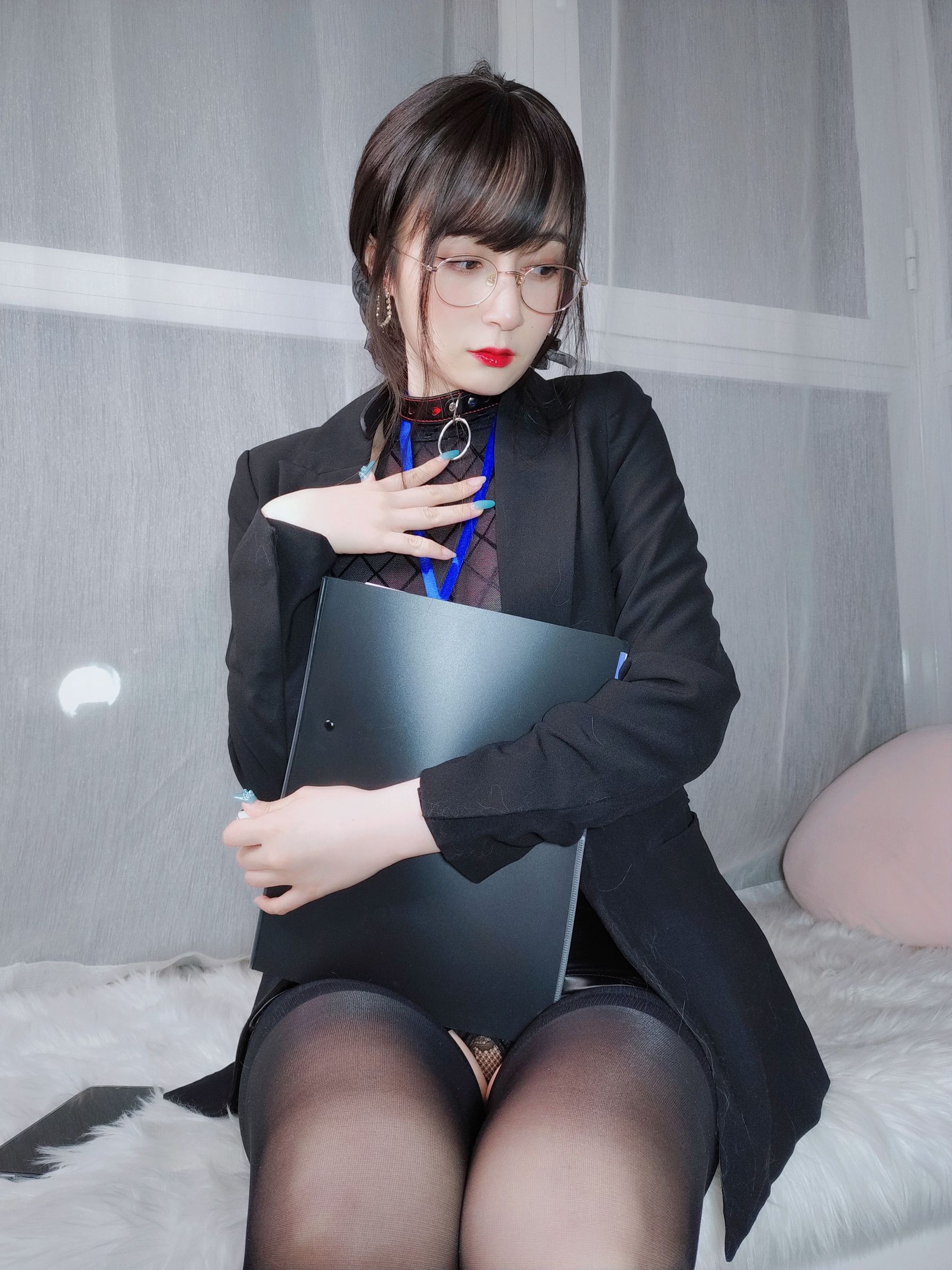 [网红COSER写真] Coser小姐姐白银 - 黑丝情趣第3张