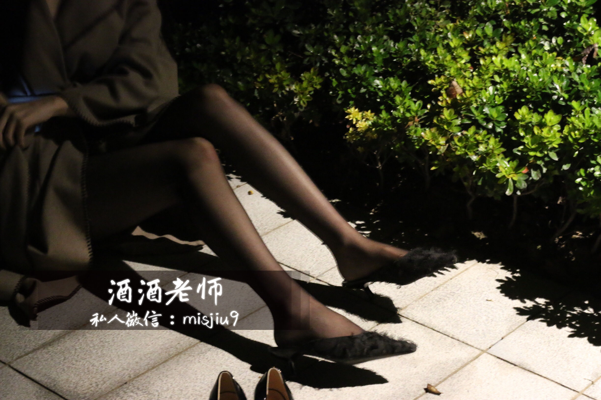 [福利COS] 酒酒老师 - 英伦短裙与黑丝高跟第2张