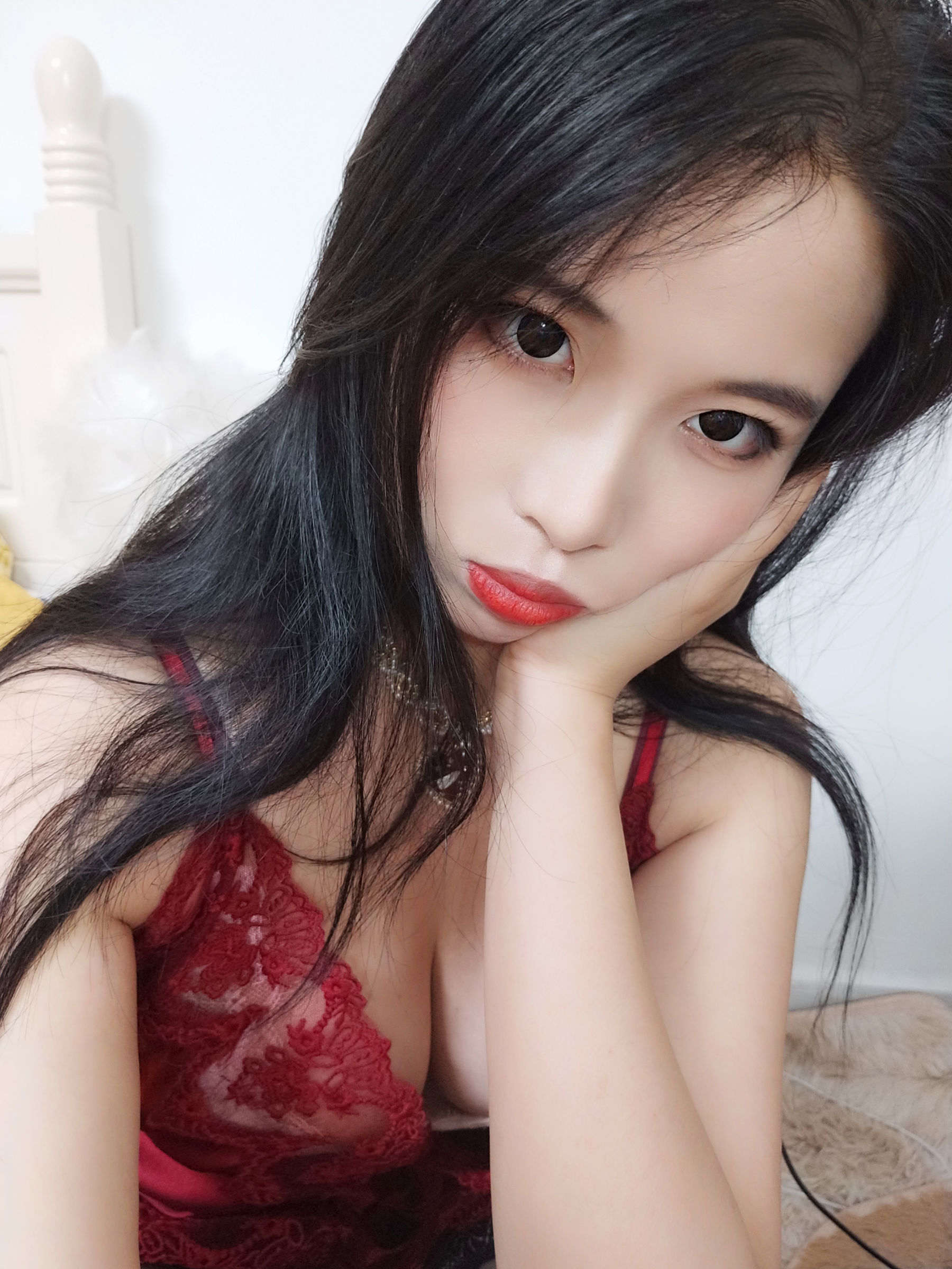 [福利COS] 轩萧学姐 - 酒红色睡衣第4张