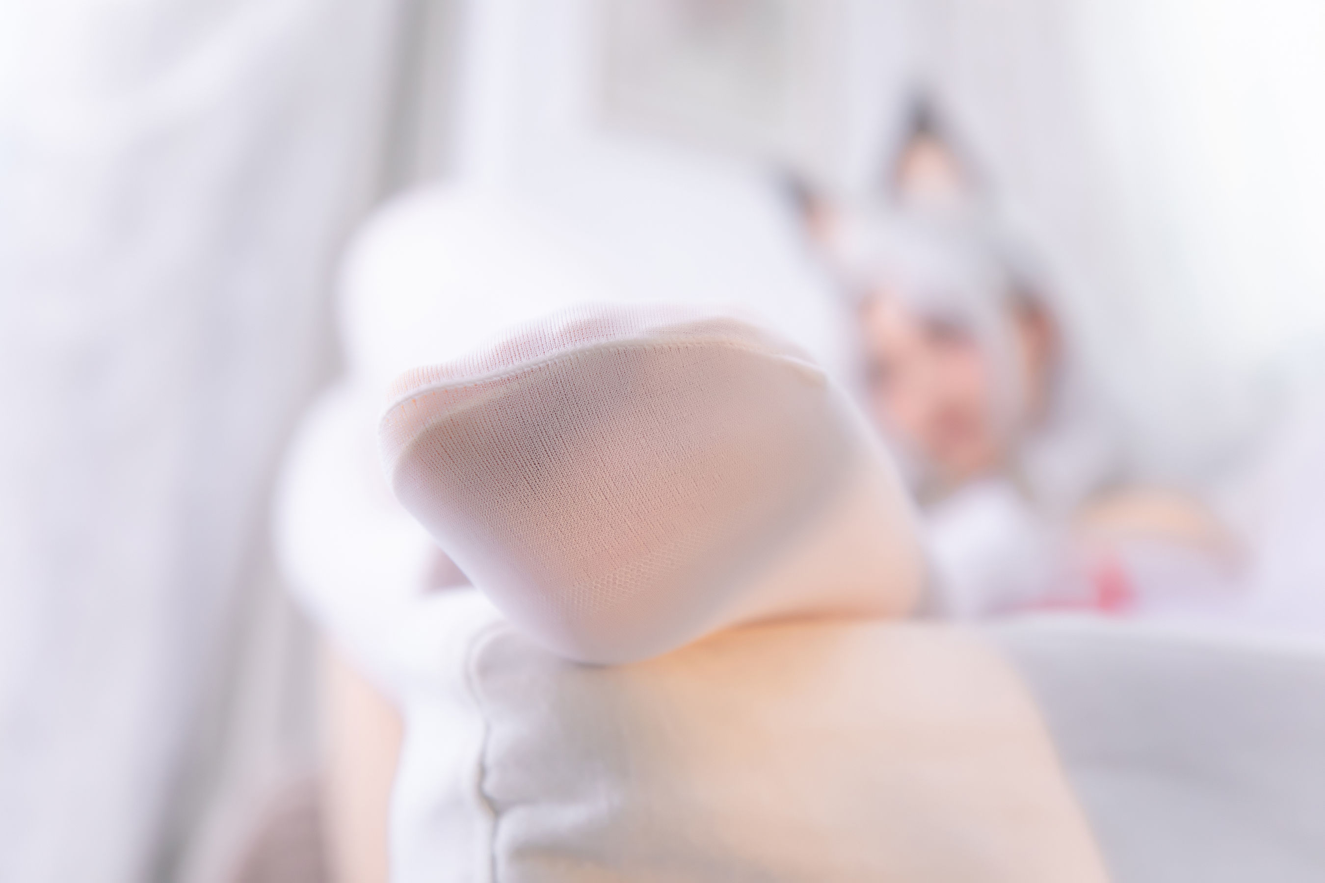 [网红COS] 萝莉神楽板真冬 白丝胡桃第23张