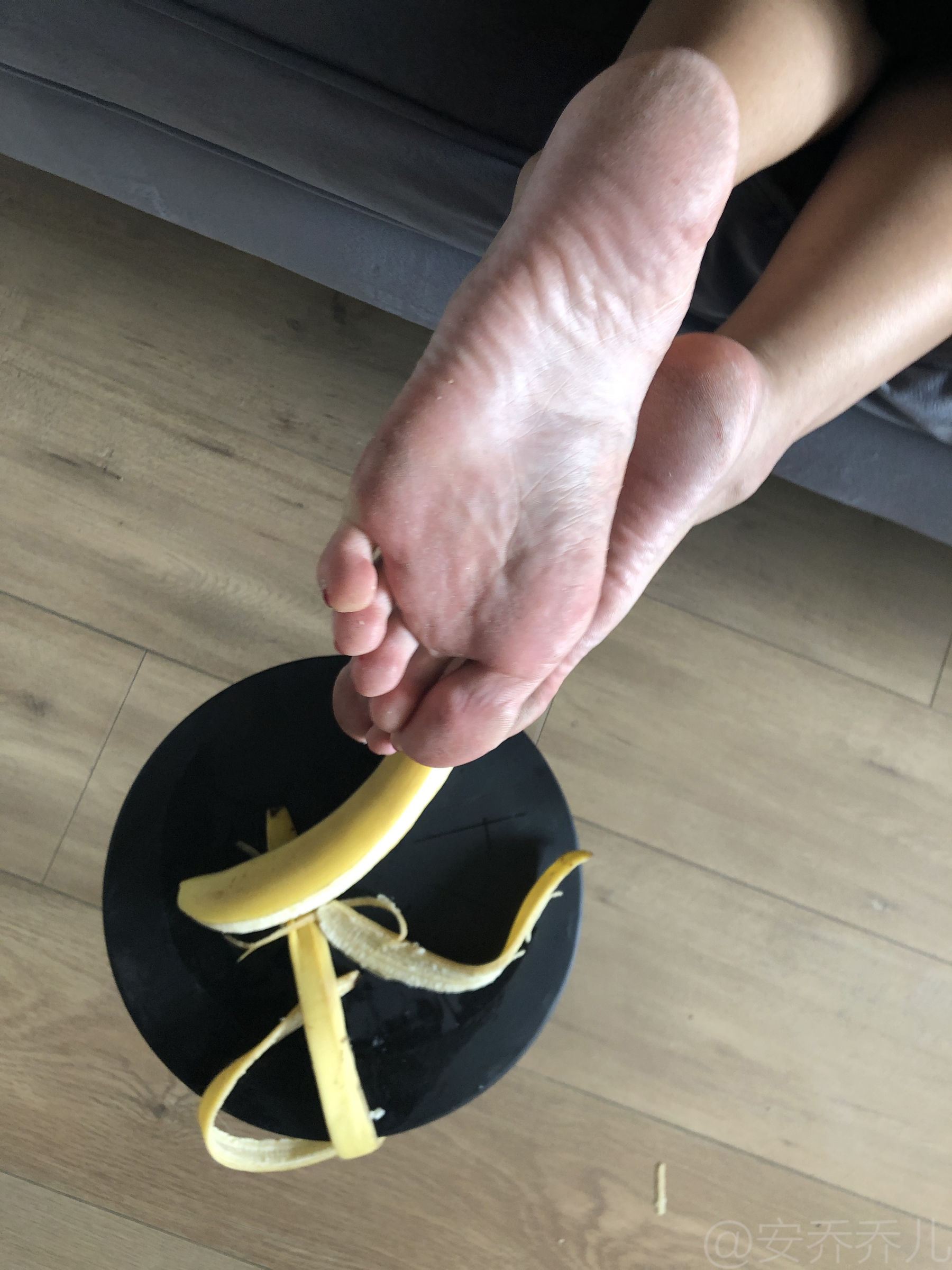 [福利COS] 安乔乔儿(Nia乔乔) No.009 踩香蕉第25张