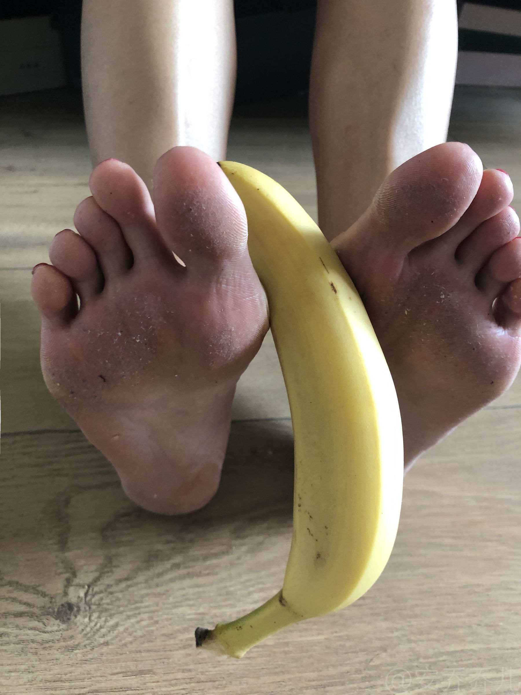 [福利COS] 安乔乔儿(Nia乔乔) No.009 踩香蕉第7张