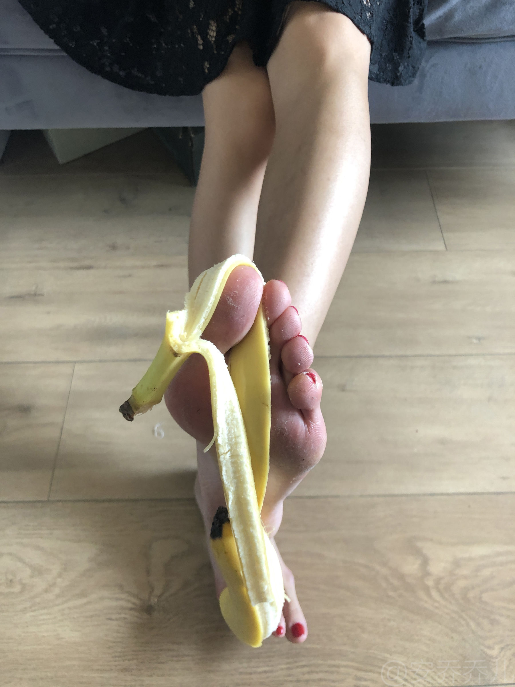 [福利COS] 安乔乔儿(Nia乔乔) No.009 踩香蕉第11张