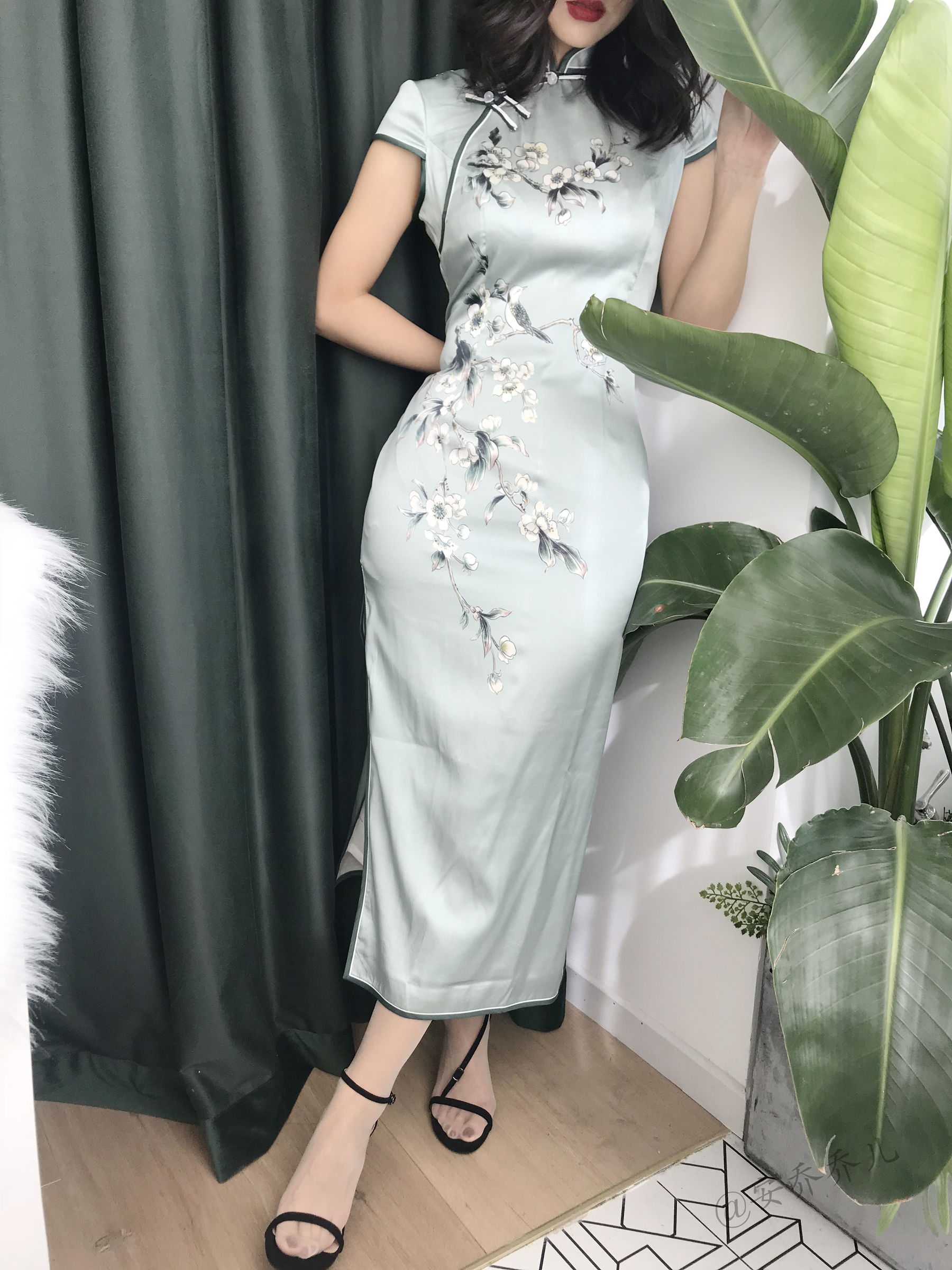 [福利COS] 安乔乔儿(Nia乔乔) No.017 安乔乔儿 黑丝旗袍第2张