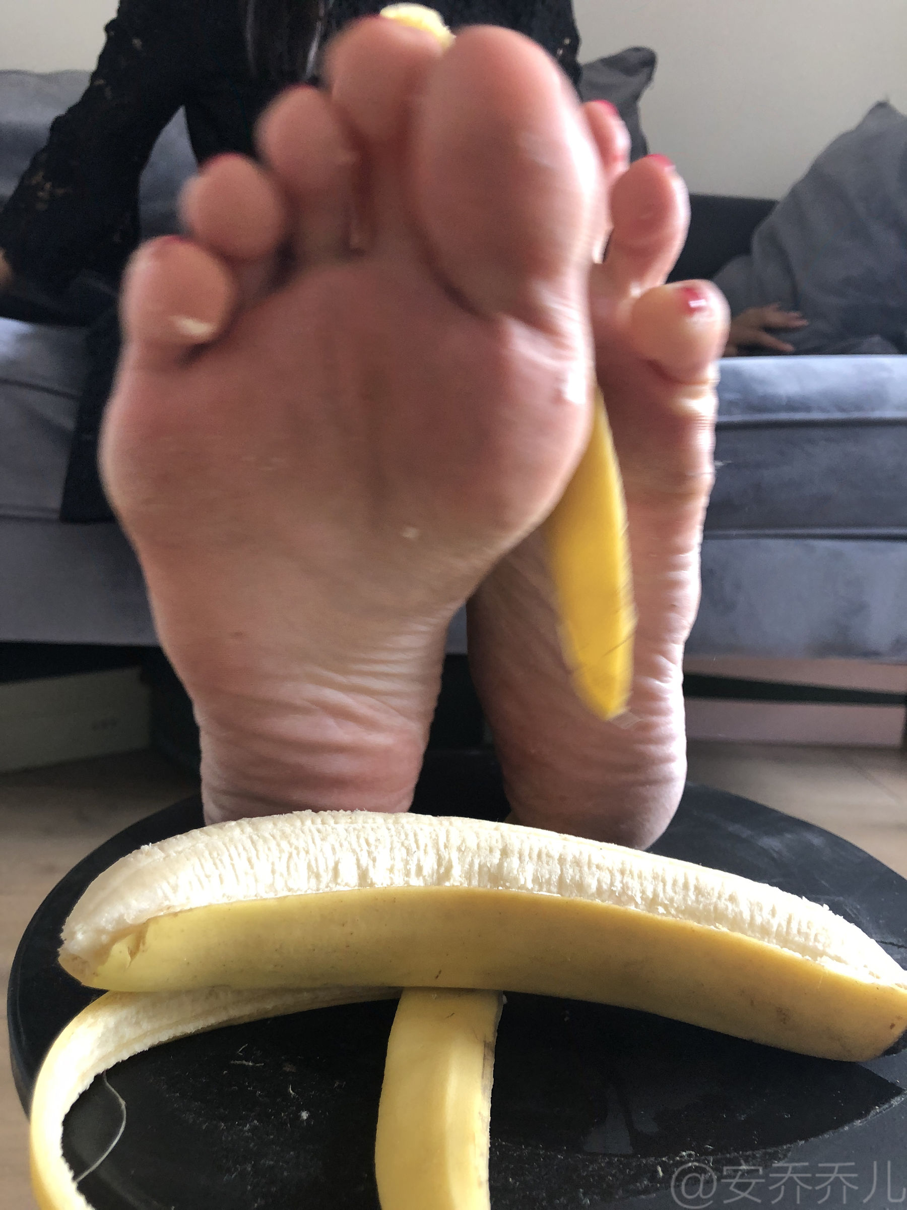 [福利COS] 安乔乔儿(Nia乔乔) No.009 踩香蕉第20张