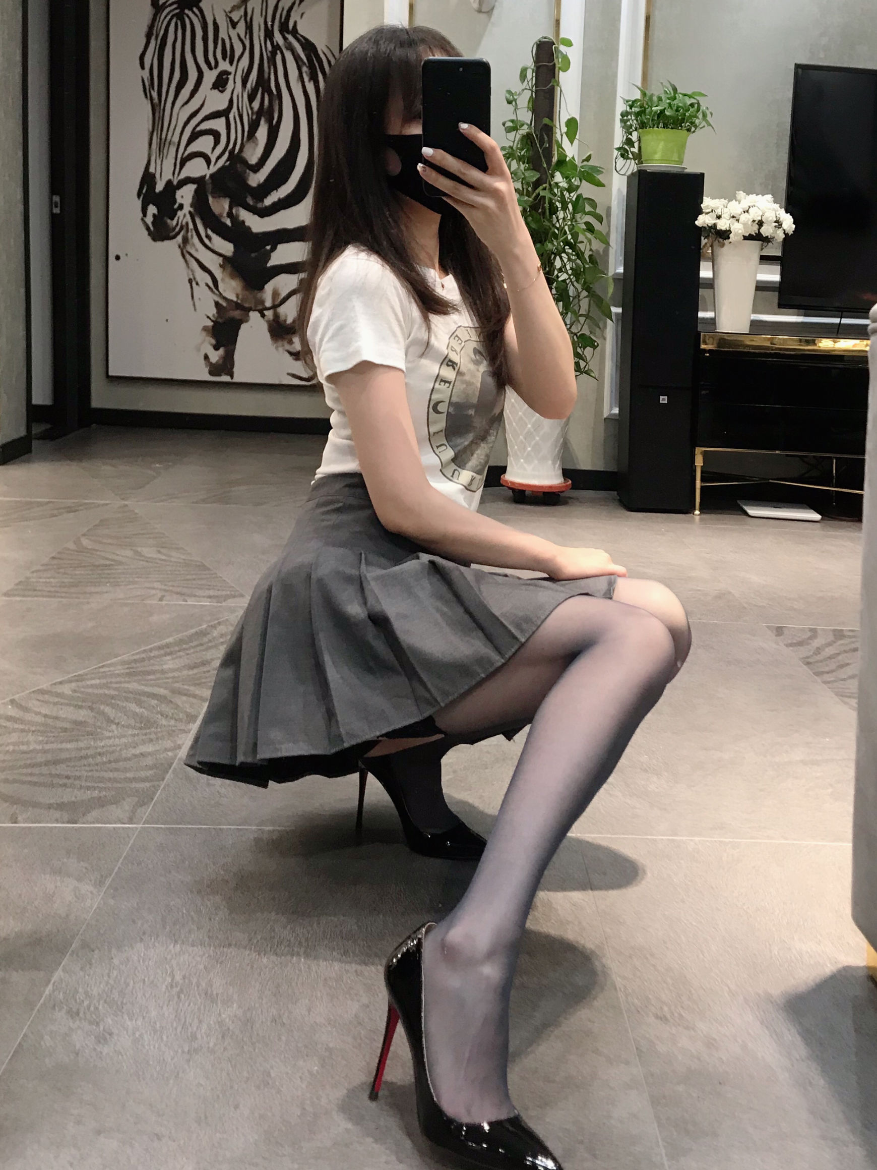 [福利COS] 丝足博主麋鹿_Monroe 2020.06.09 黑蕾丝半筒袜第1张