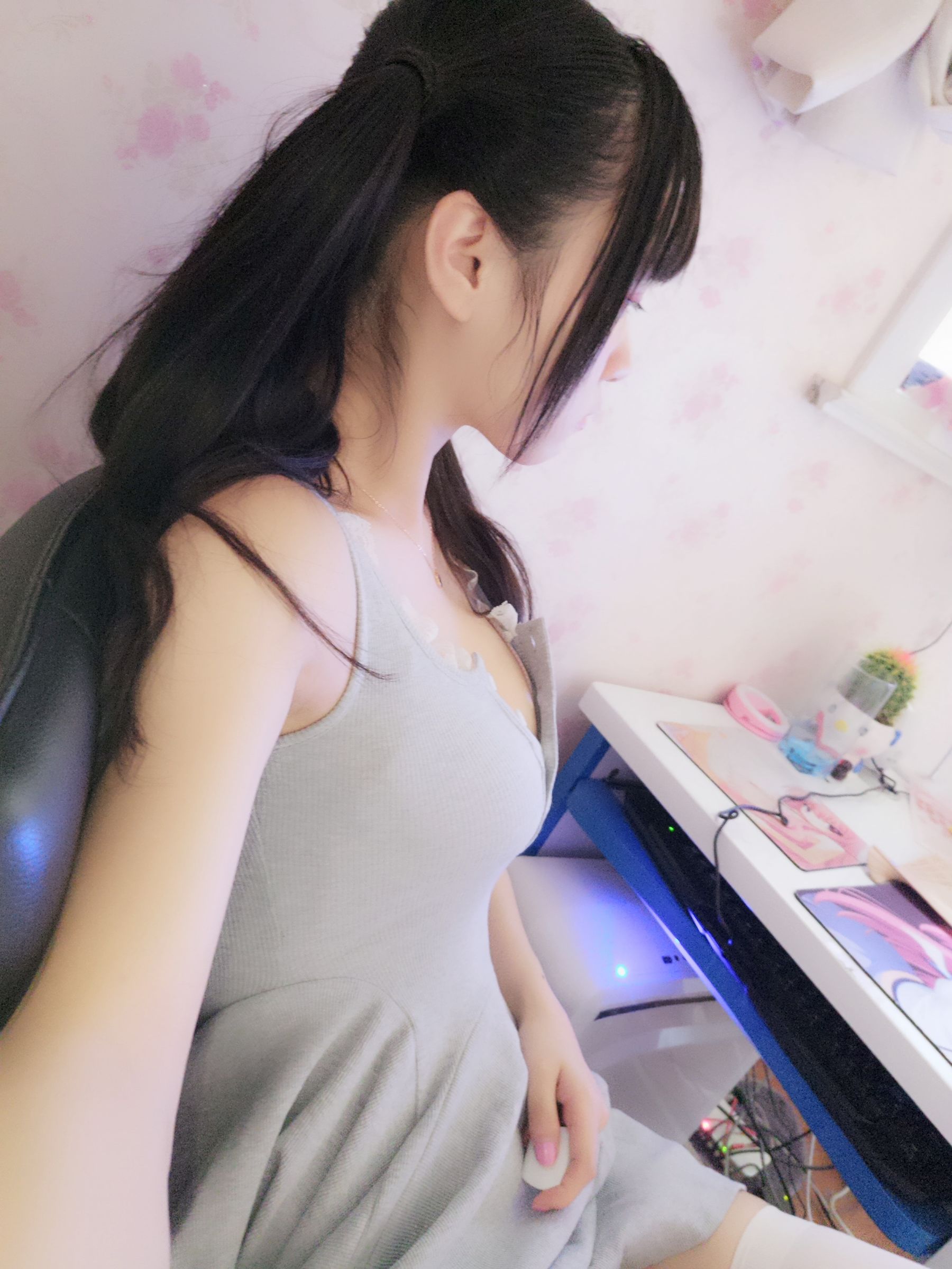 [福利COS] 双马尾少女赛高酱作品 - 露脸灰色裙子第1张