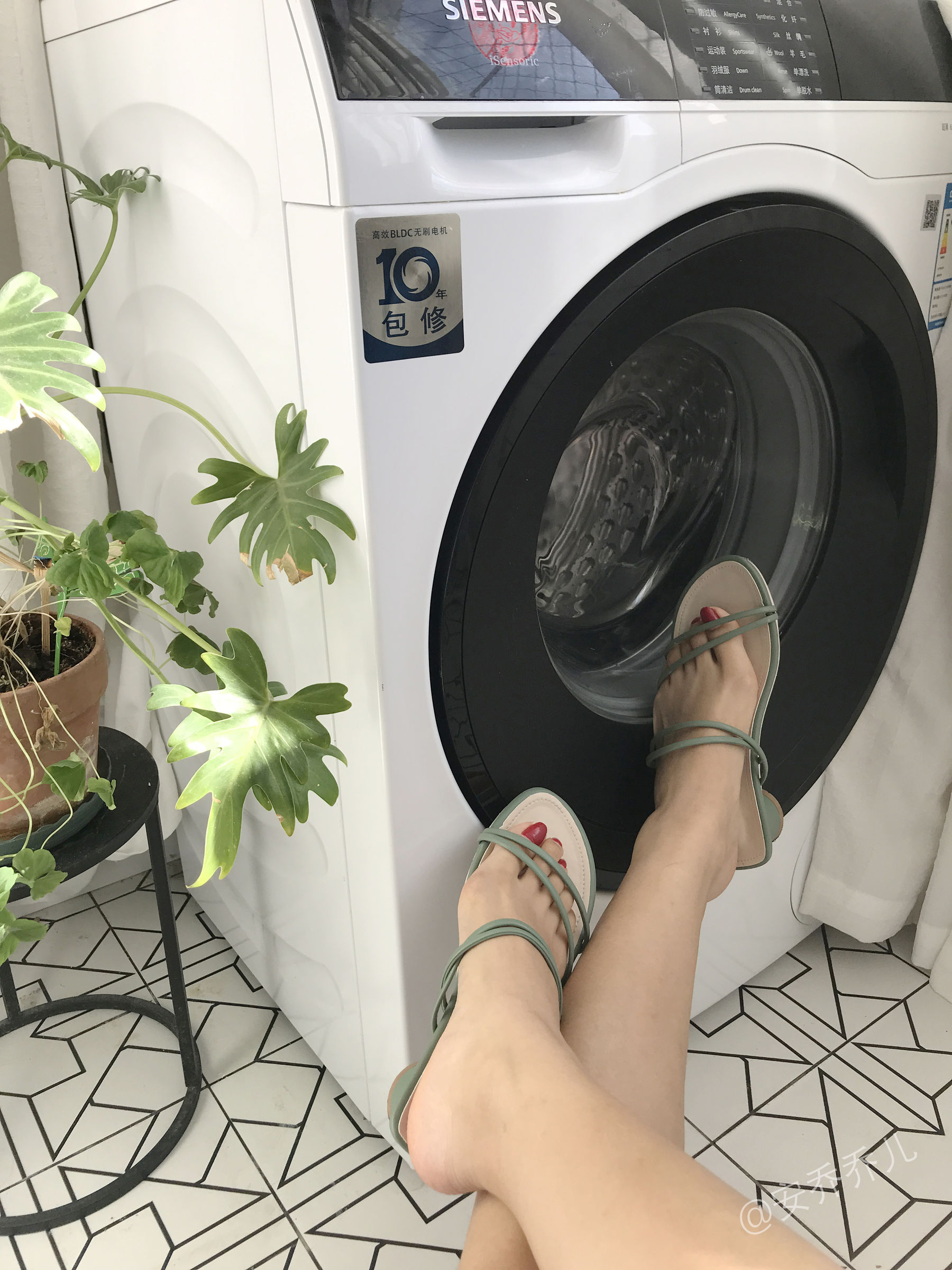 [福利COS] 安乔乔儿(Nia乔乔) No.016 阳台洗衣房第34张