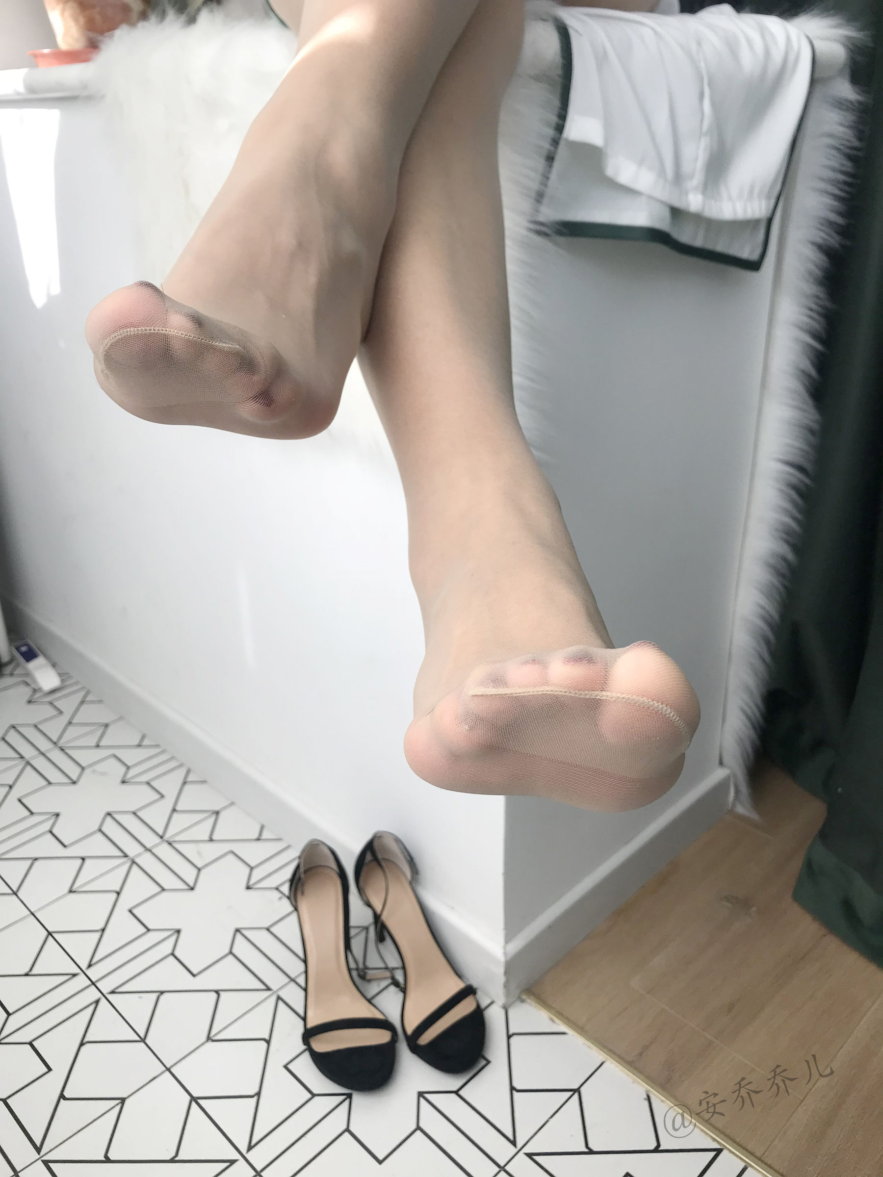 [福利COS] 安乔乔儿(Nia乔乔) No.017 安乔乔儿 黑丝旗袍第6张