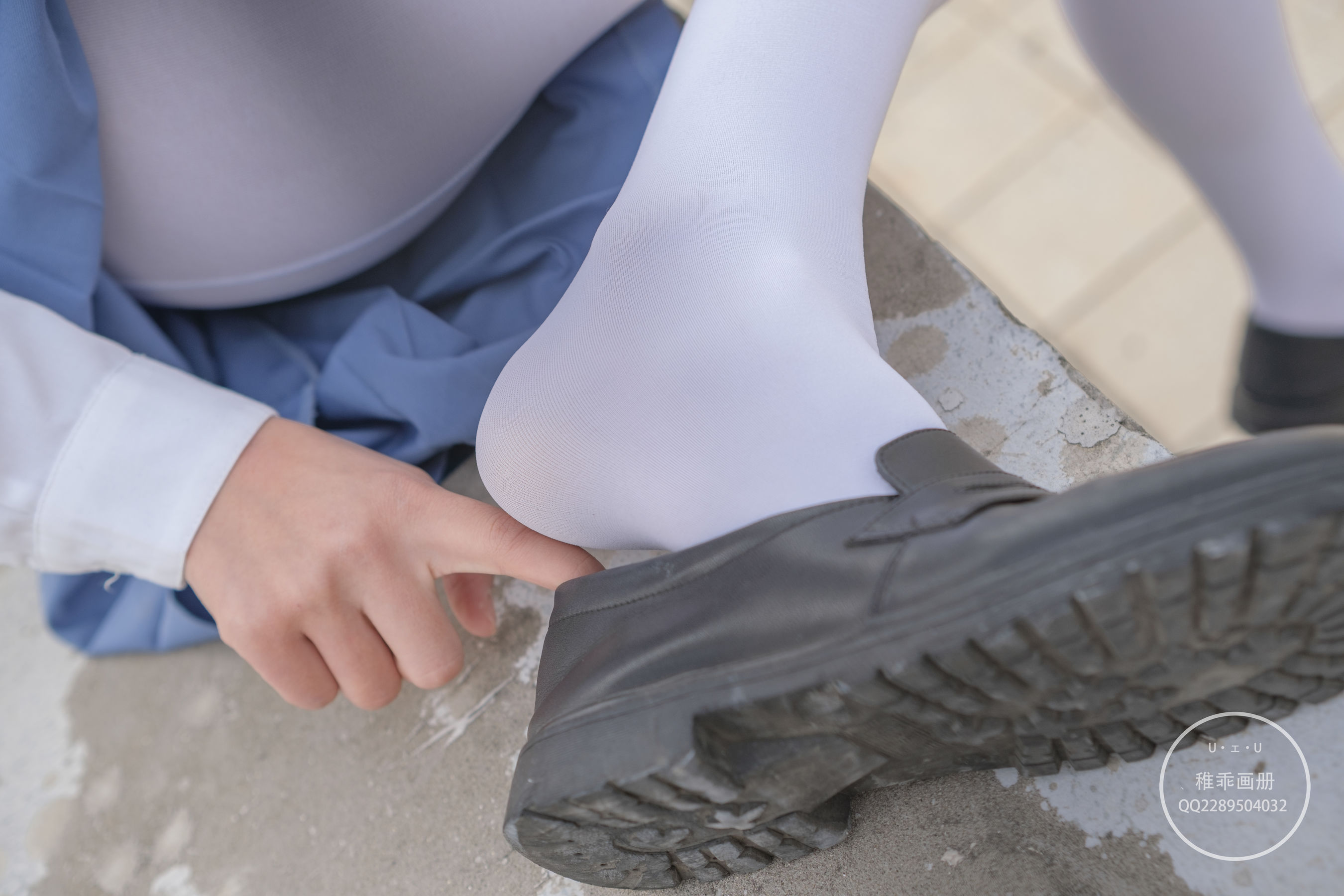 [福利COS] 柴系小乖(稚乖画册) - 夜夜 天台真空80D白丝第8张