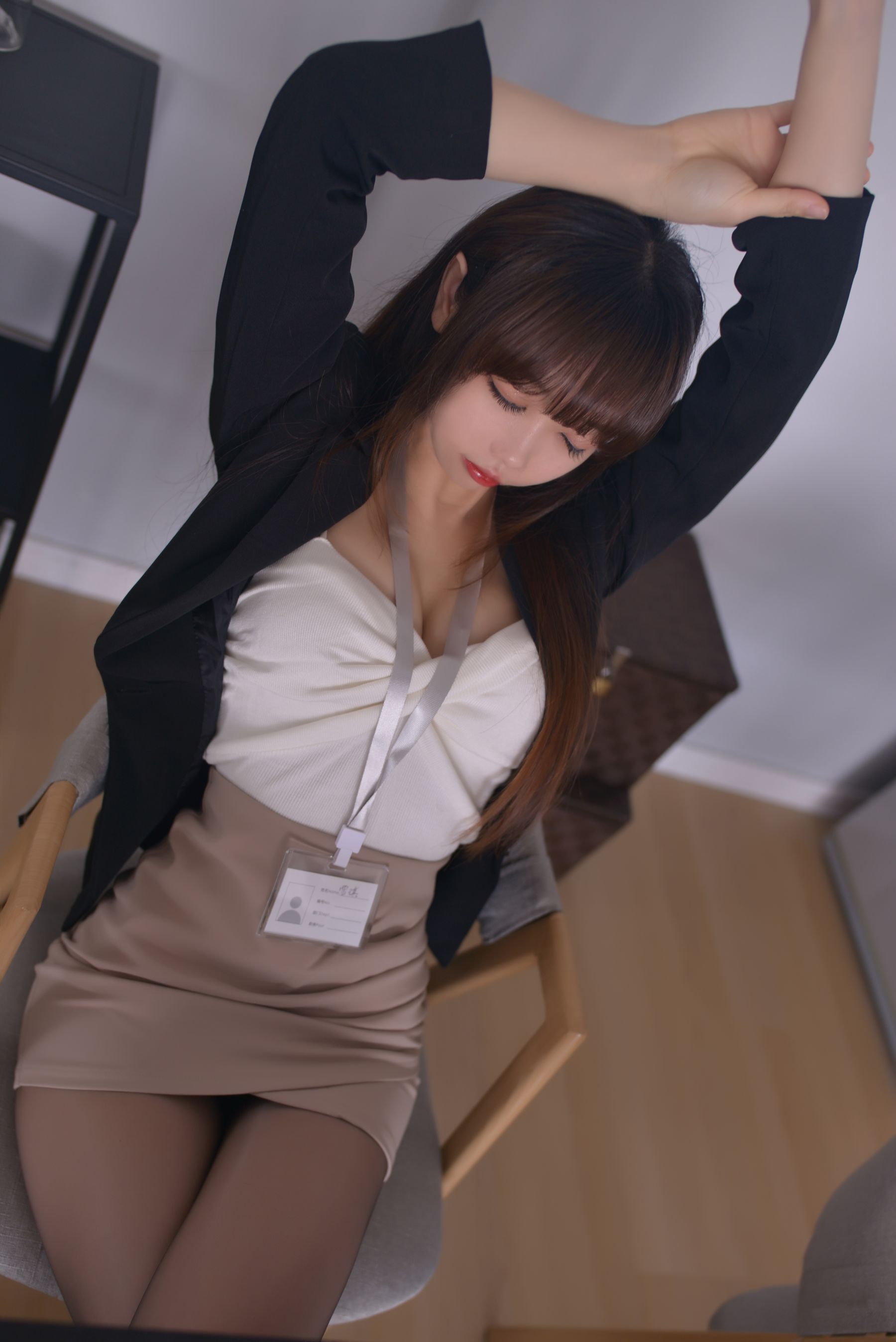 [福利COS] Cos小姐姐雪琪 - OL后辈出差第一天第2张