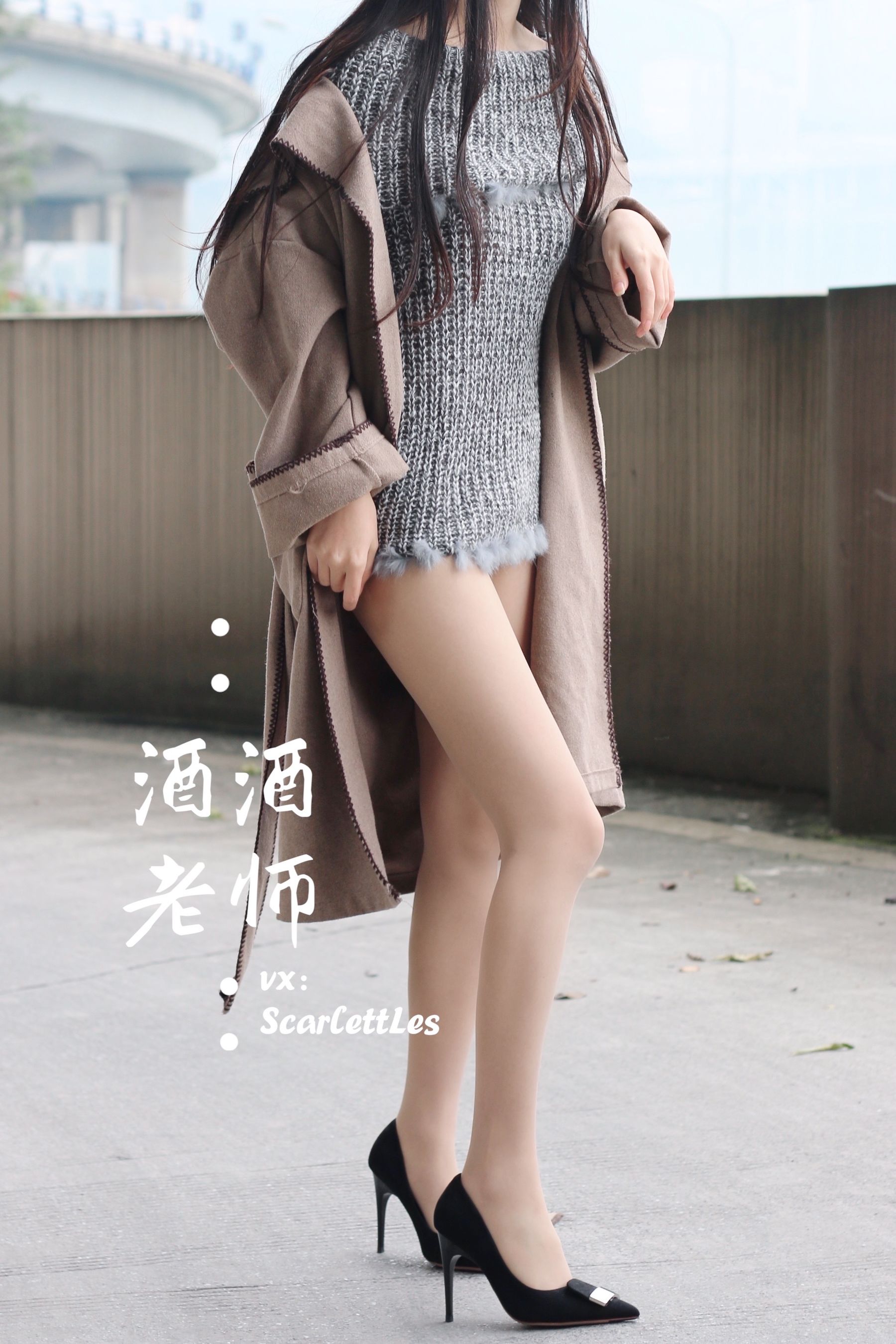 [福利COS] 酒酒老师 - 停车场里的超短裙第14张