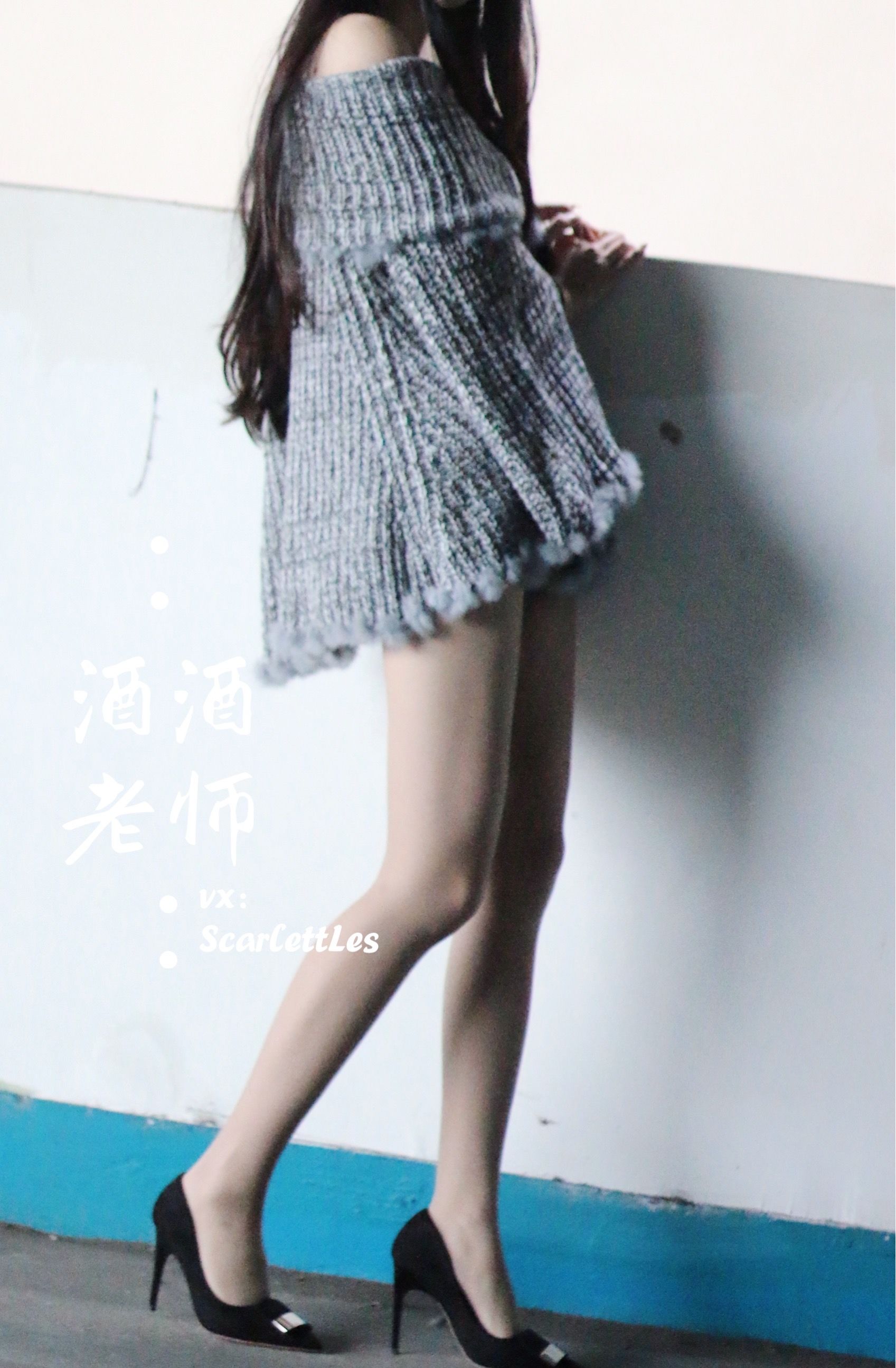 [福利COS] 酒酒老师 - 停车场里的超短裙第11张