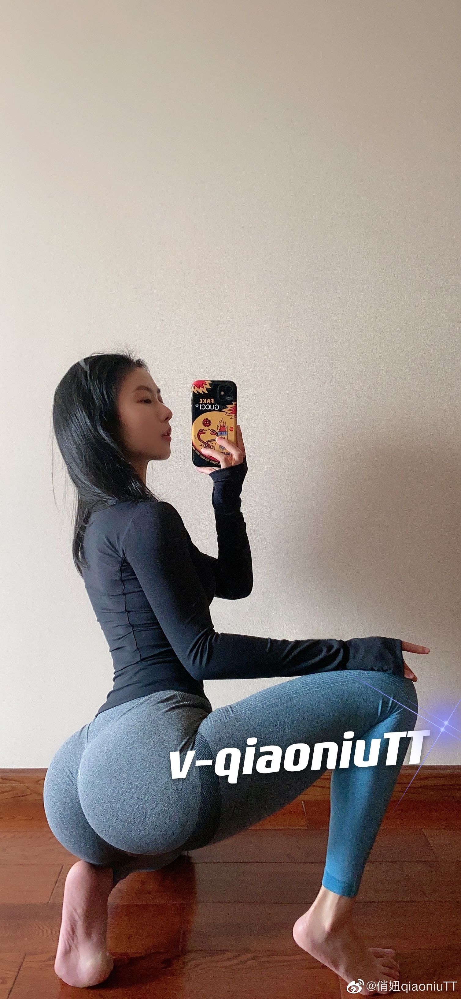 [福利COS] 俏妞qiaoniuTT - 丝袜长腿翘臀 视图合集第9张