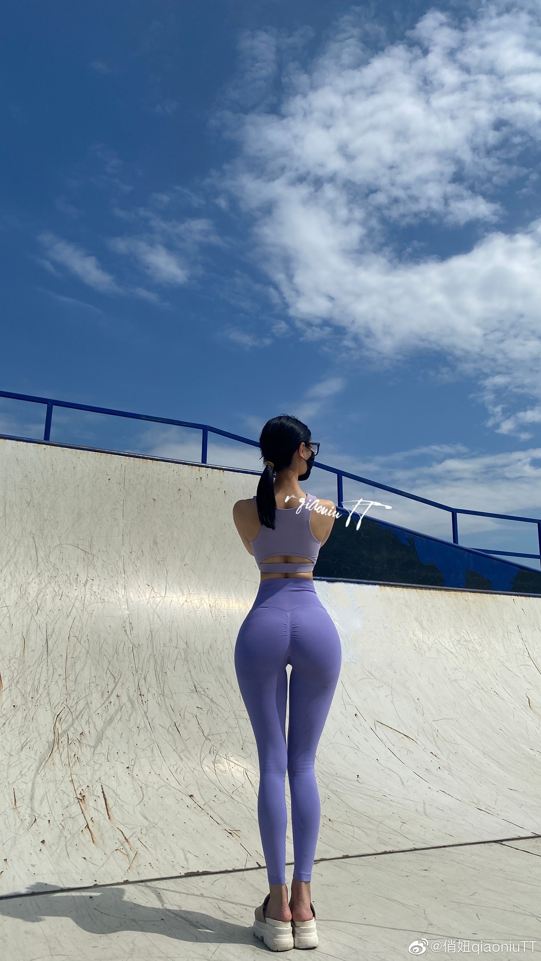 [福利COS] 俏妞qiaoniuTT - 丝袜长腿翘臀 视图合集第19张