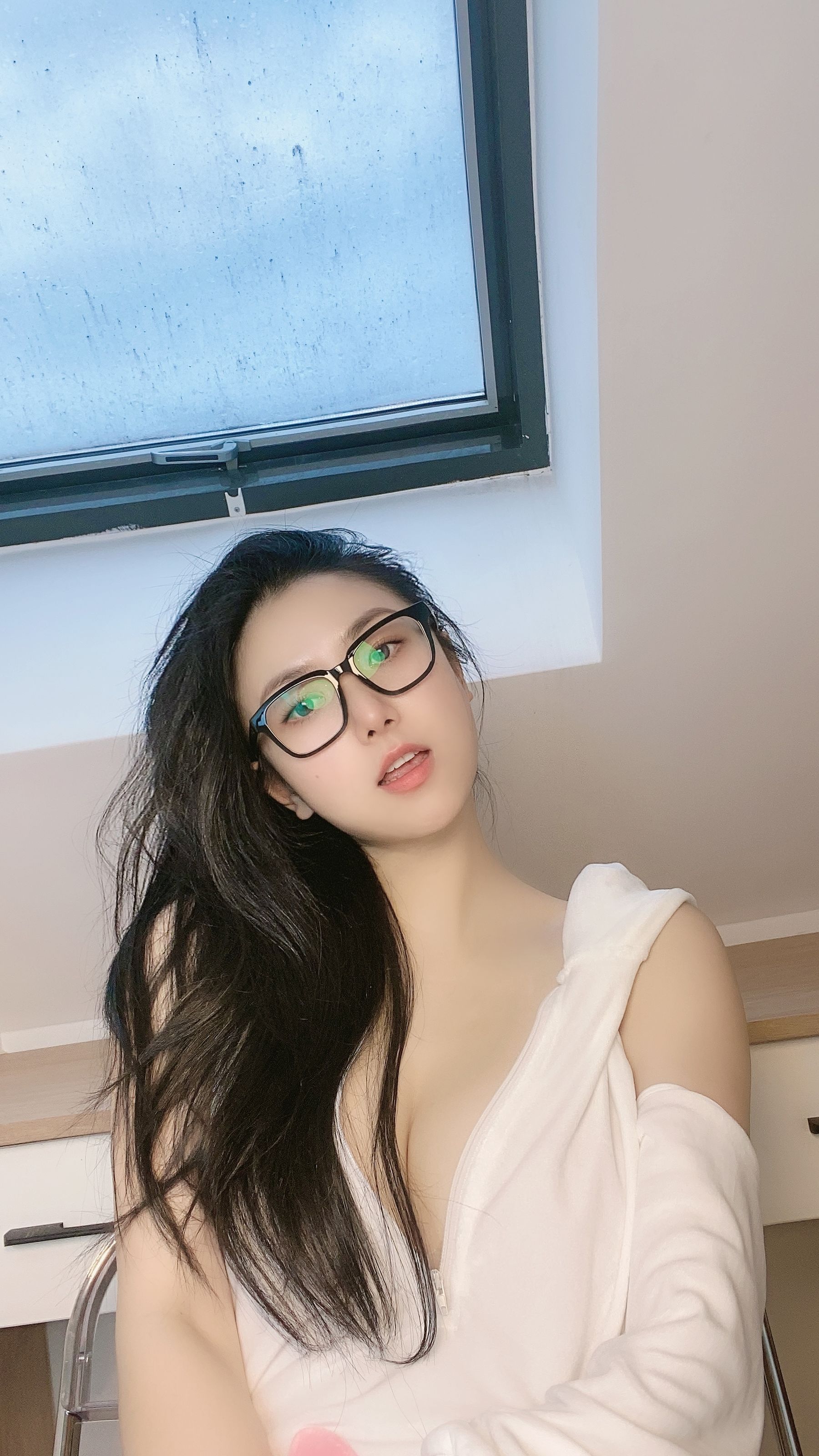 [福利COS] 俏妞qiaoniuTT - 丝袜长腿翘臀 视图合集第6张