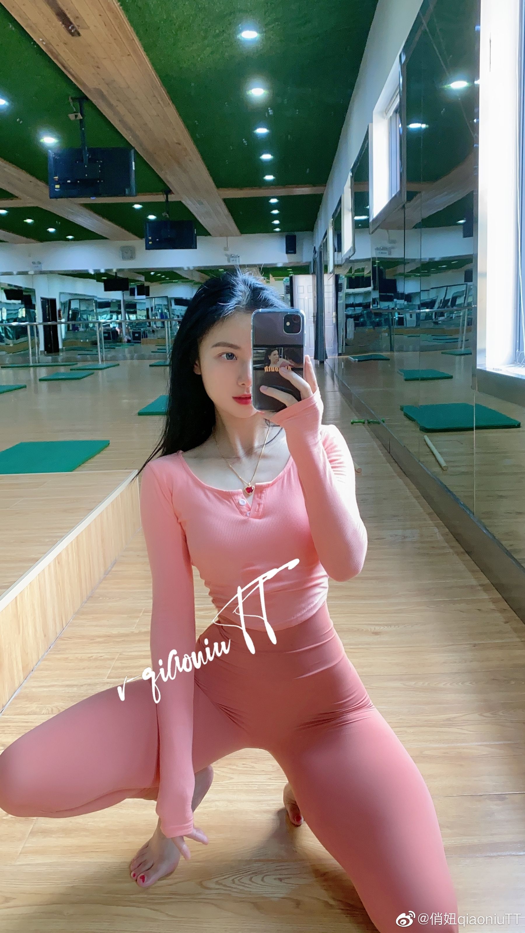 [福利COS] 俏妞qiaoniuTT - 丝袜长腿翘臀 视图合集第22张