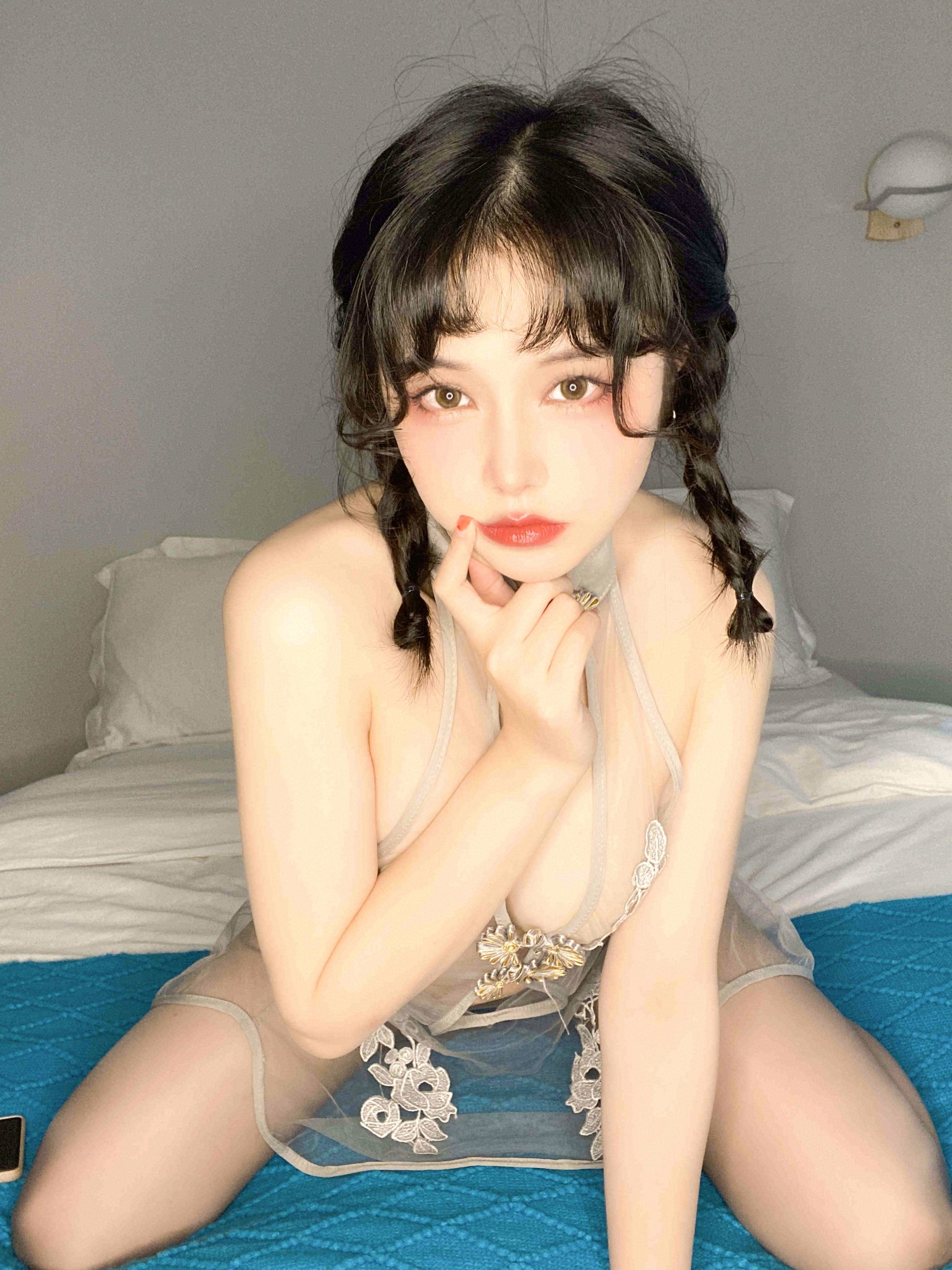 [福利COS] 七月喵子 - 透明灰撕袜第1张