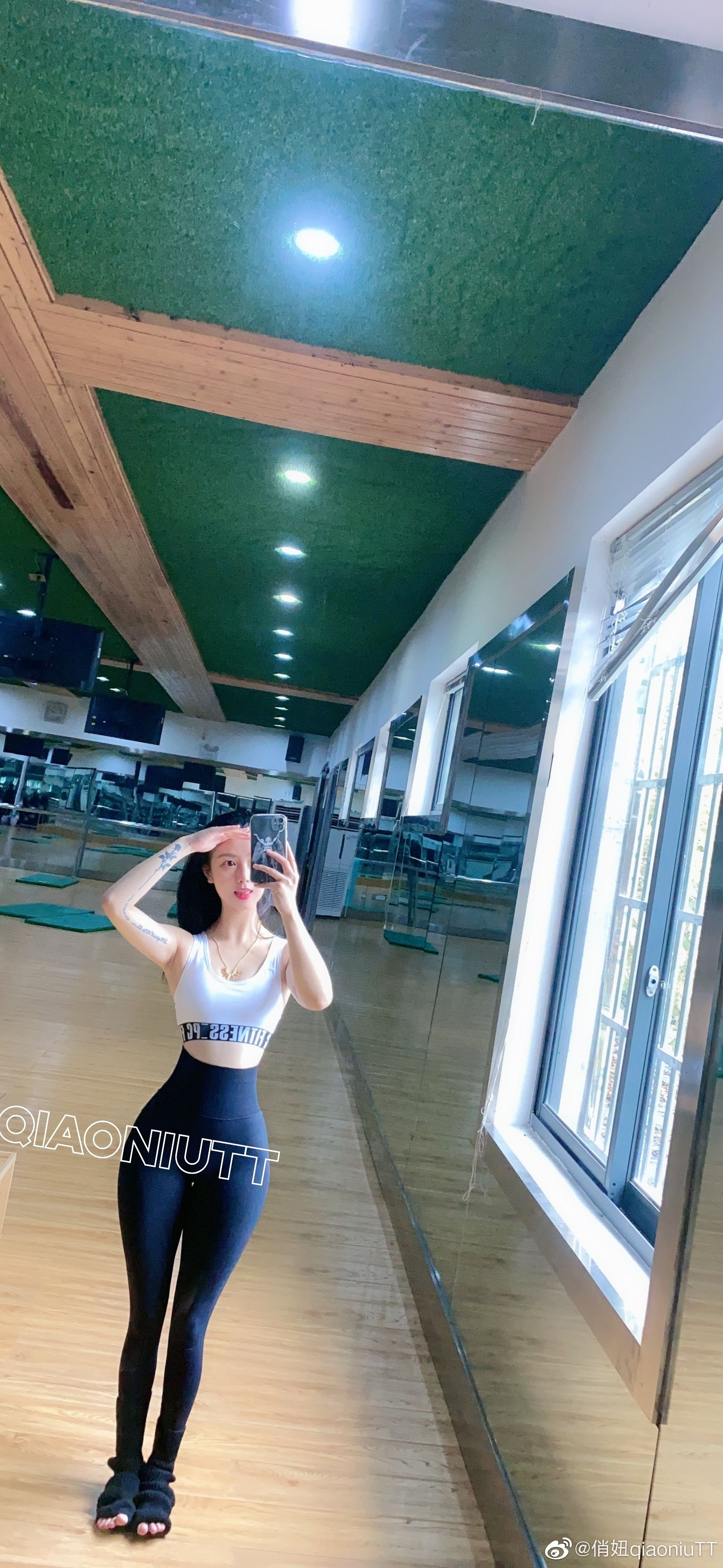 [福利COS] 俏妞qiaoniuTT - 丝袜长腿翘臀 视图合集第30张