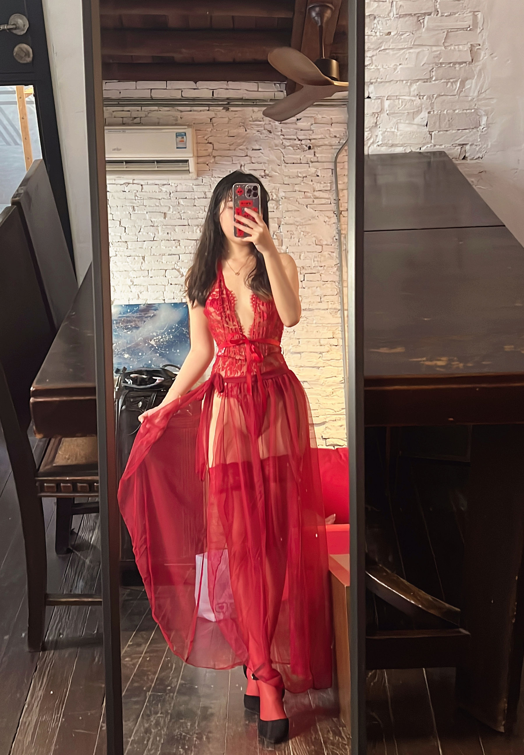 [福利COS] 微博人气Coser不呆猫 - 霸气红色人妻第1张