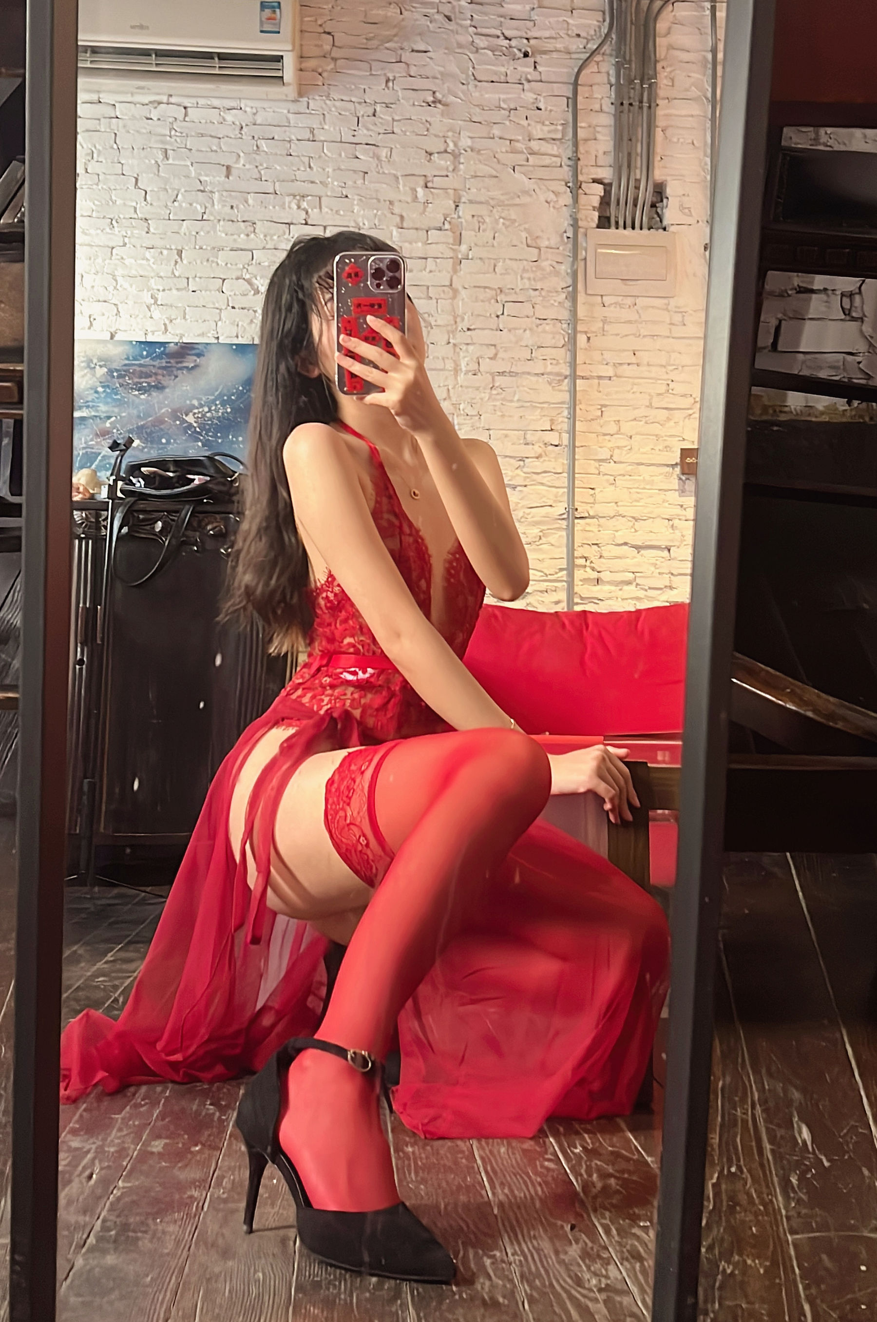 [福利COS] 微博人气Coser不呆猫 - 霸气红色人妻第3张