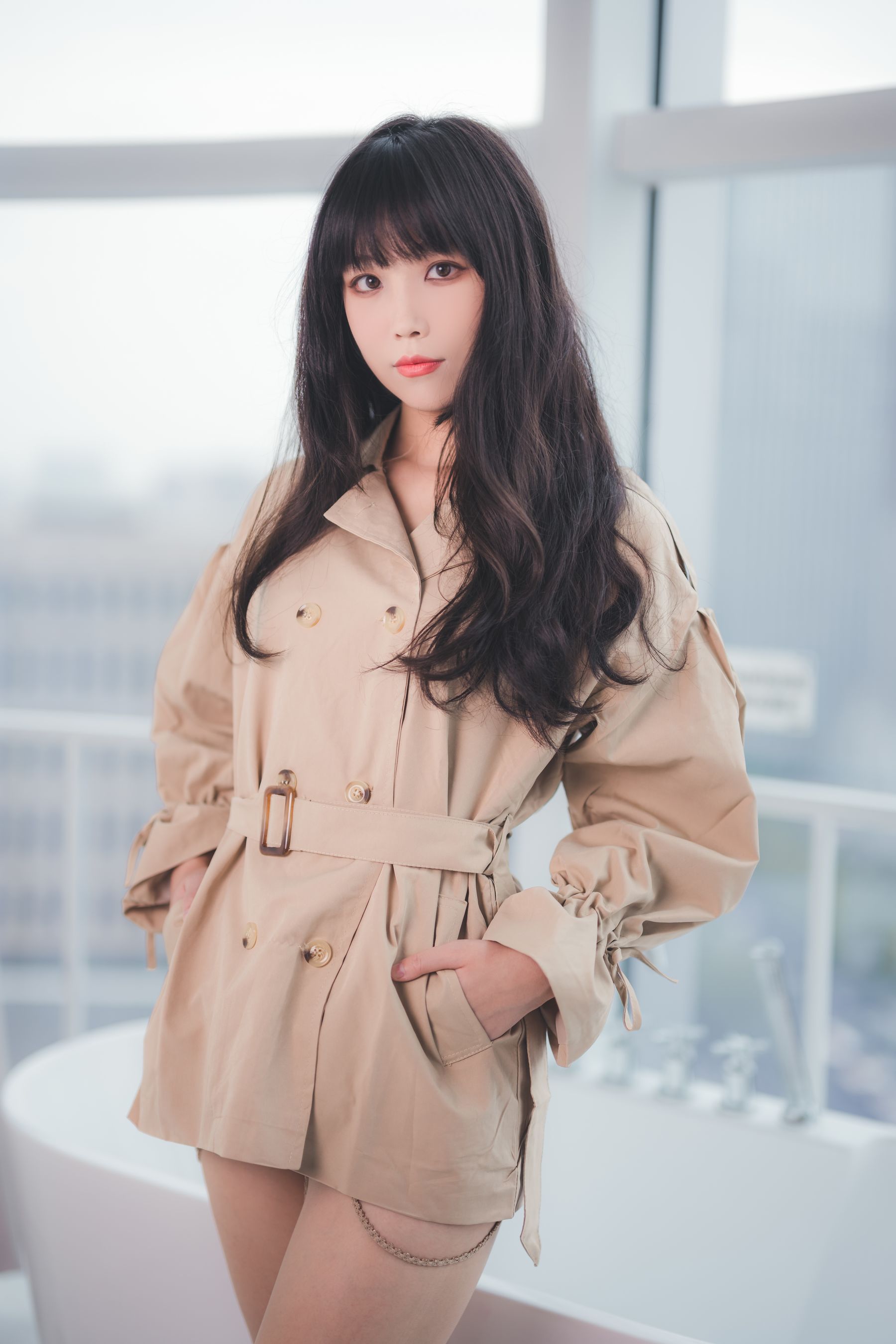 [福利COS] Cosplay汪知子 - 风衣第3张