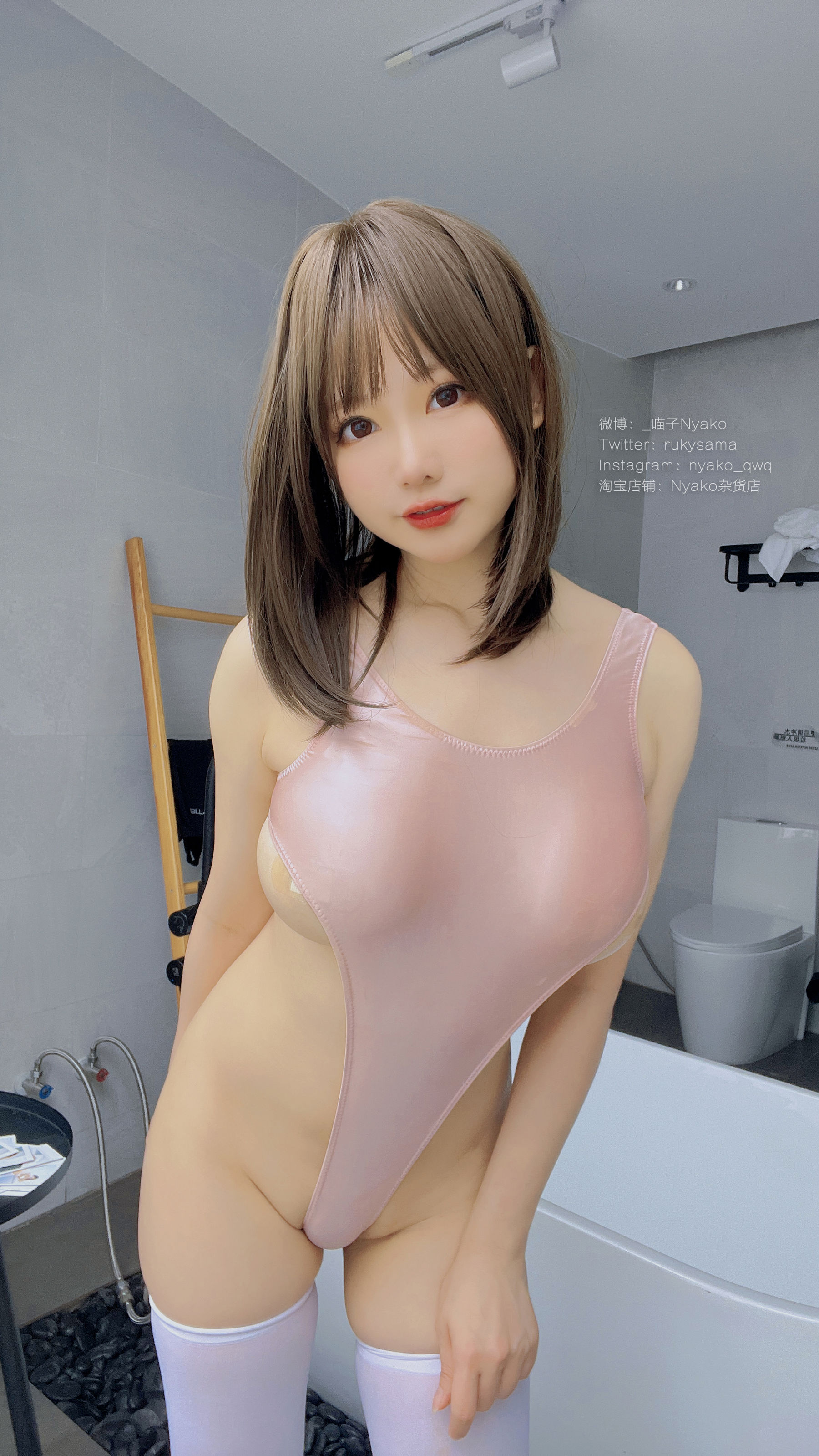 [福利COS] 萌妹子Nyako喵子 - 粉色高叉竞泳第34张