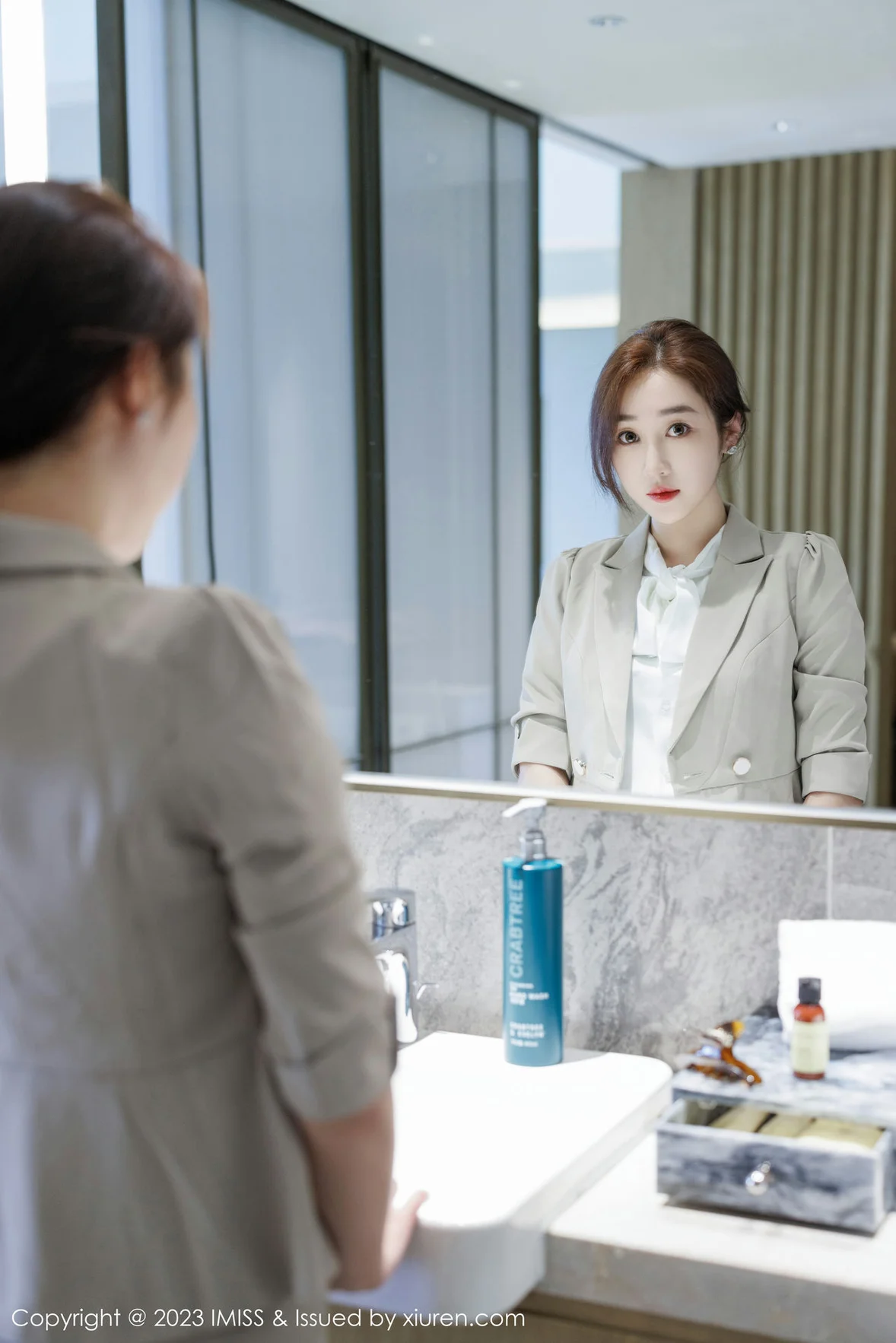  爱蜜社 Vol.735 九月生__ 灰色职业装性感写真 [58P]第11张