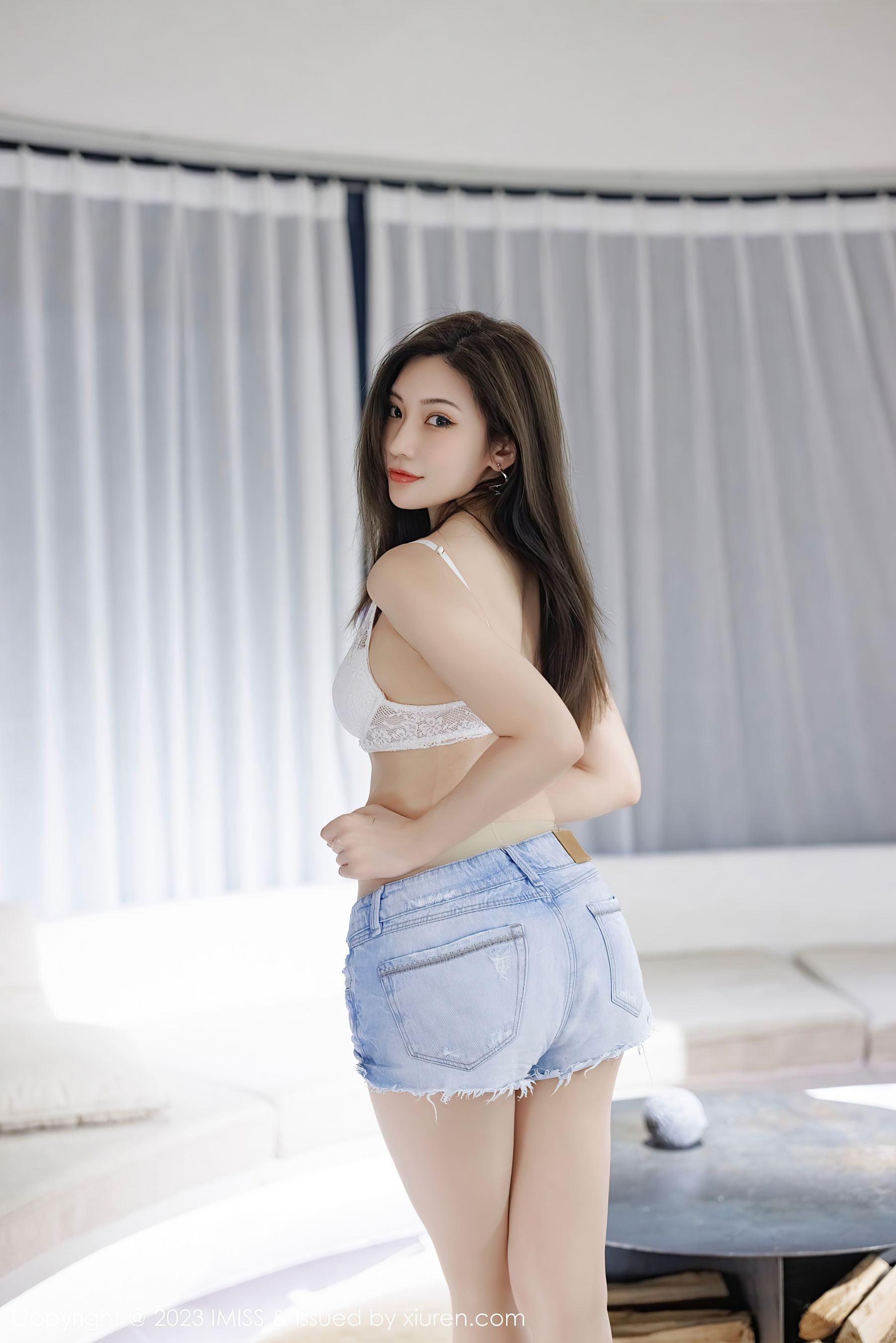  爱蜜社 VOL.727 小狐狸Kathryn 超短裤美腿第1张