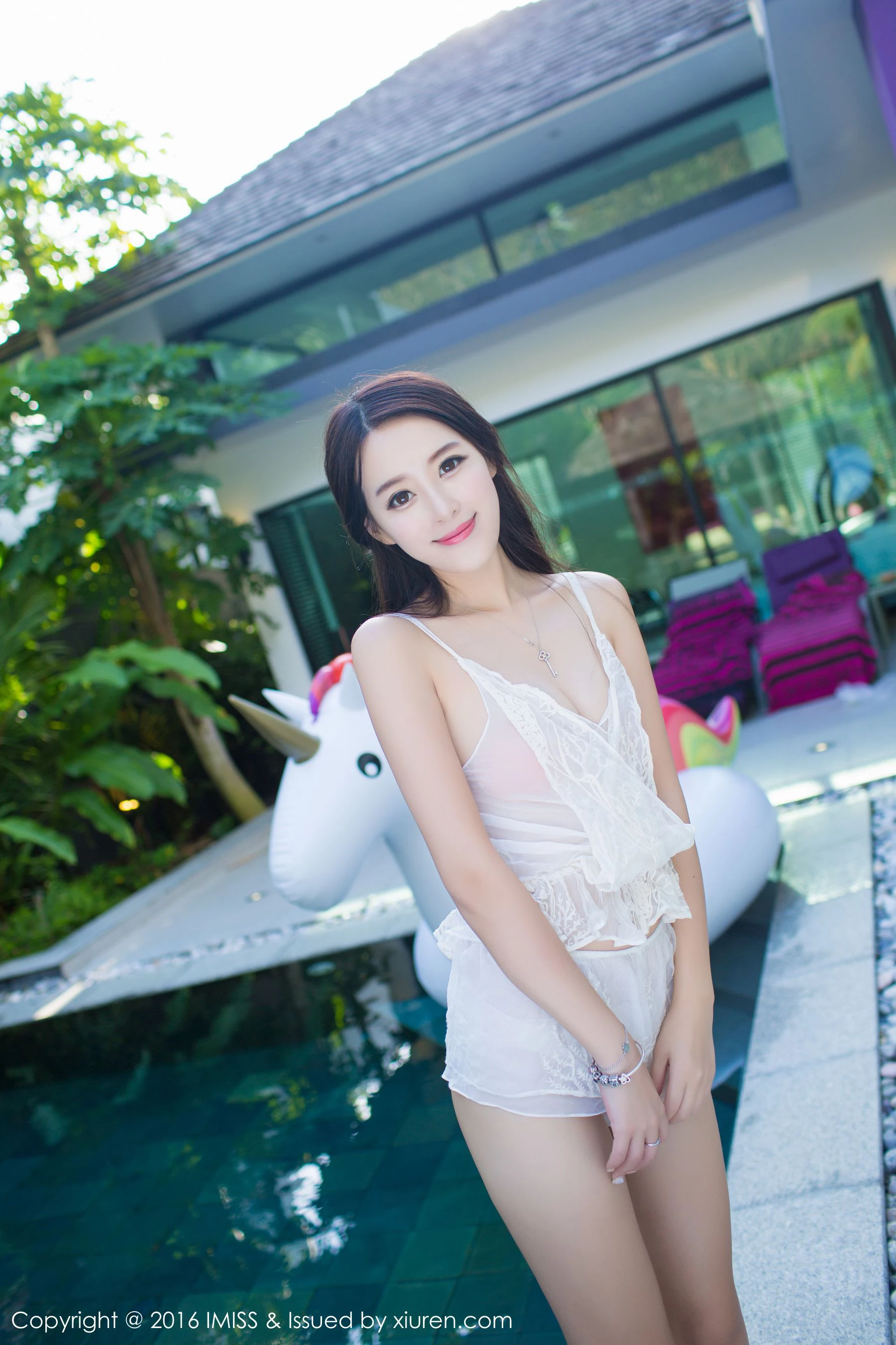  王曼妮好Q 《街拍+泳池旁小清新系列》爱蜜社IMiss Vol.141第13张