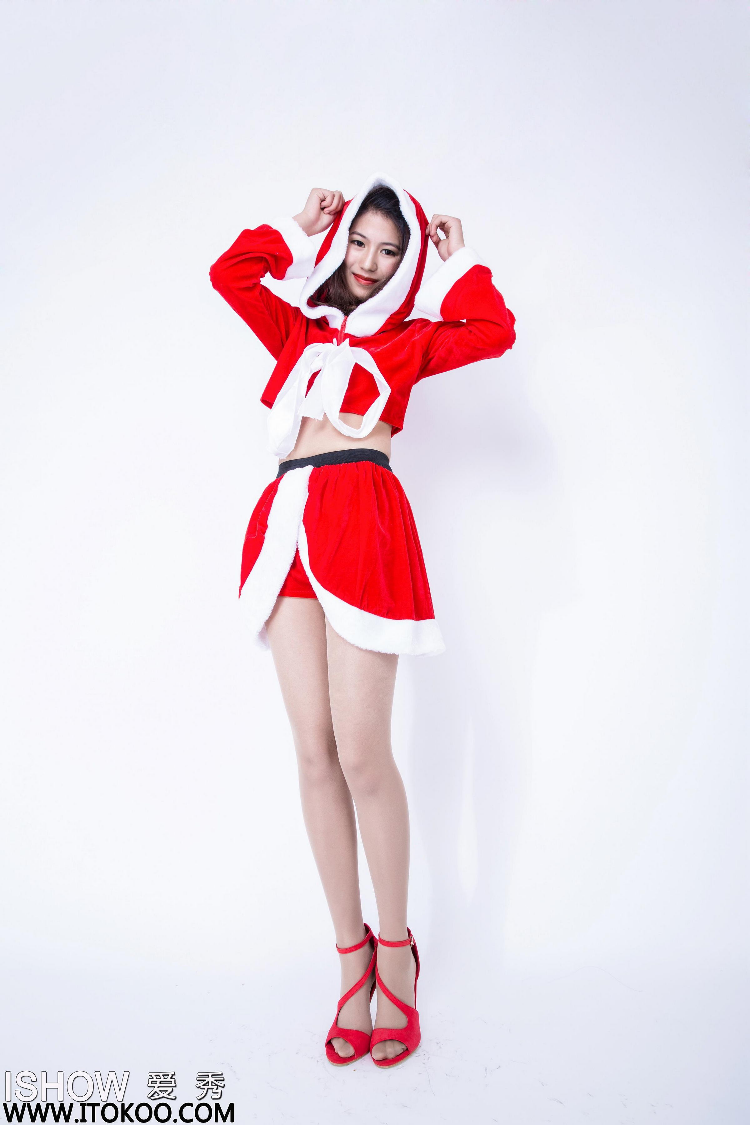 [ISHOW爱秀]红色圣诞女郎制服美女 可儿 肉丝美腿与红色高跟性感写真 2015-12-17 No.022第1张