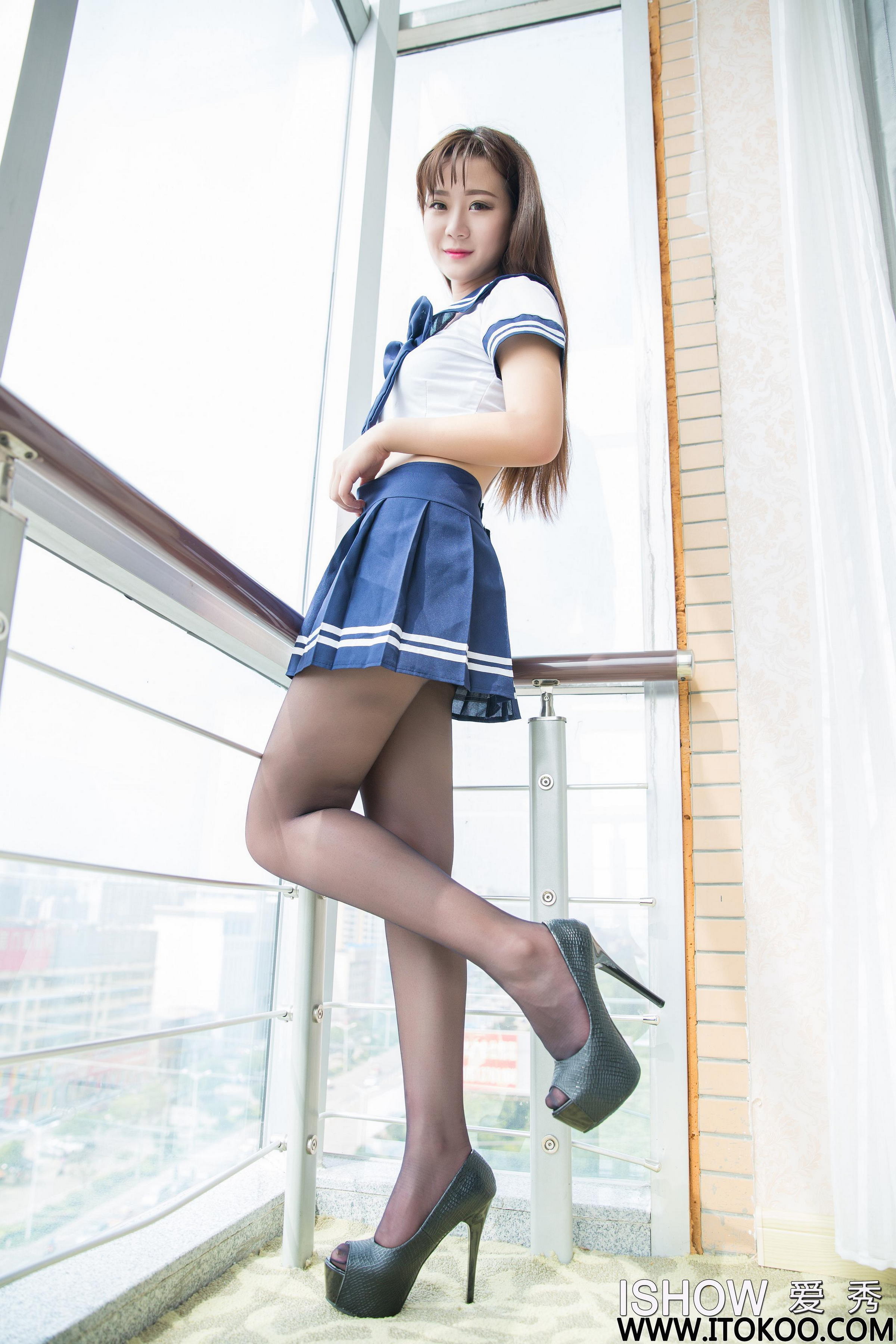 [ISHOW爱秀]蓝白水手学生制服美女 露西Lucy 黑丝美腿与黑色高跟性感写真 2016-08-09 No.062第1张