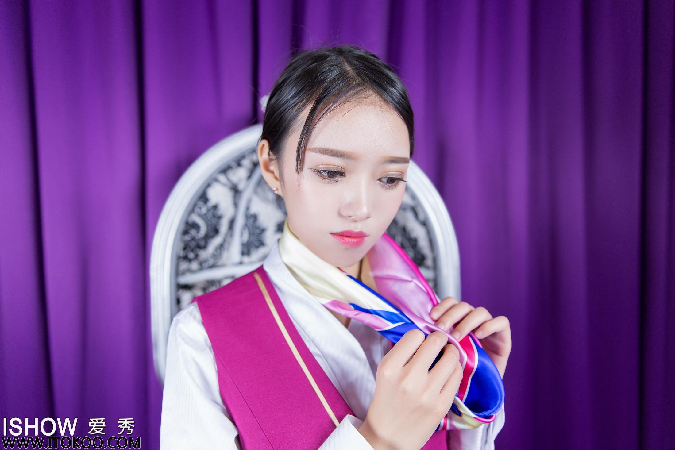 [ISHOW爱秀]2017-03-11 NO.092 性感空姐 馨雅Adela 红色制服与短裙加灰丝美腿私房写真集第13张