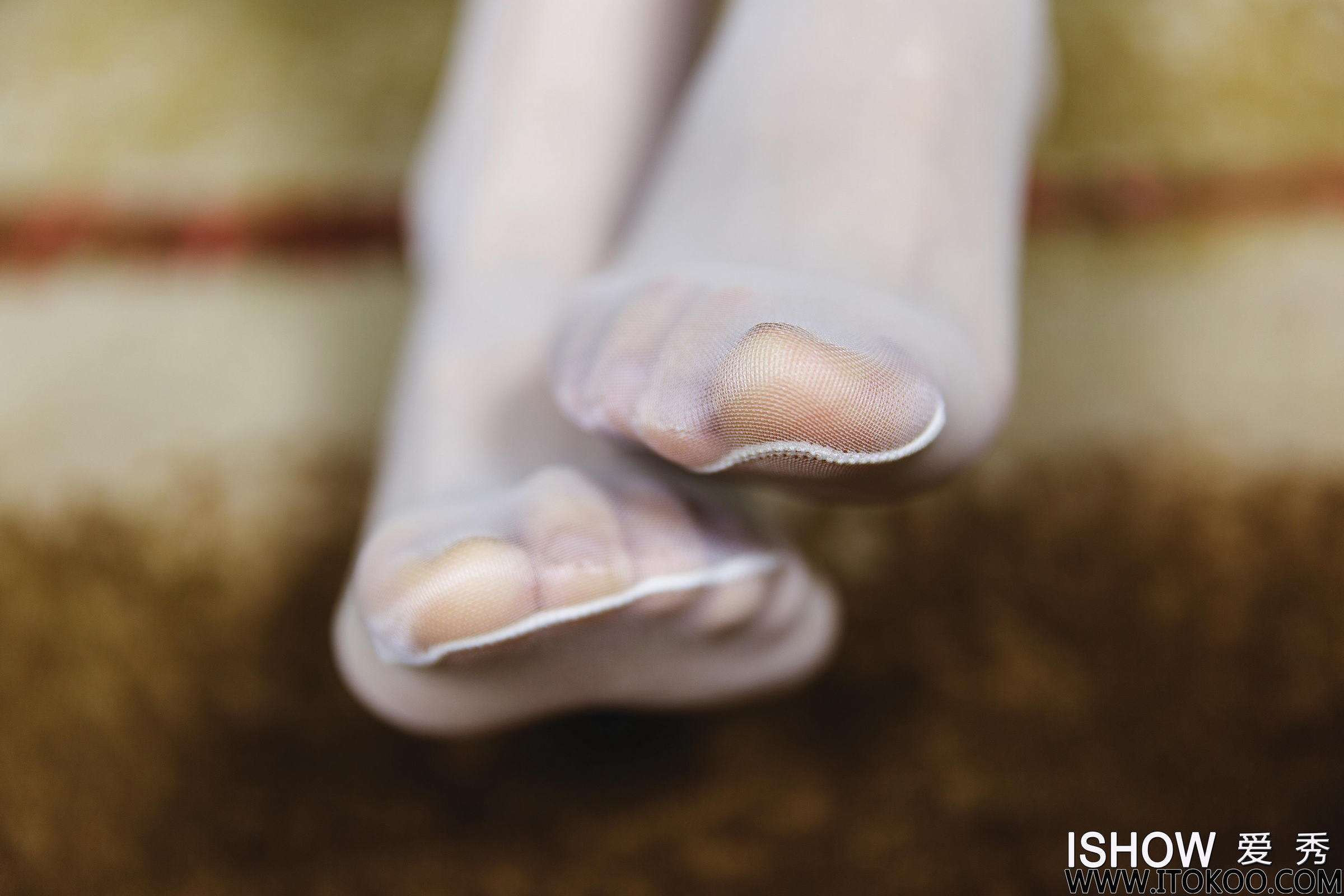 [ISHOW爱秀]NO.172 Kama 黑色透视紧身上衣与黑色超短裙加白色丝袜美腿性感私房写真集第8张