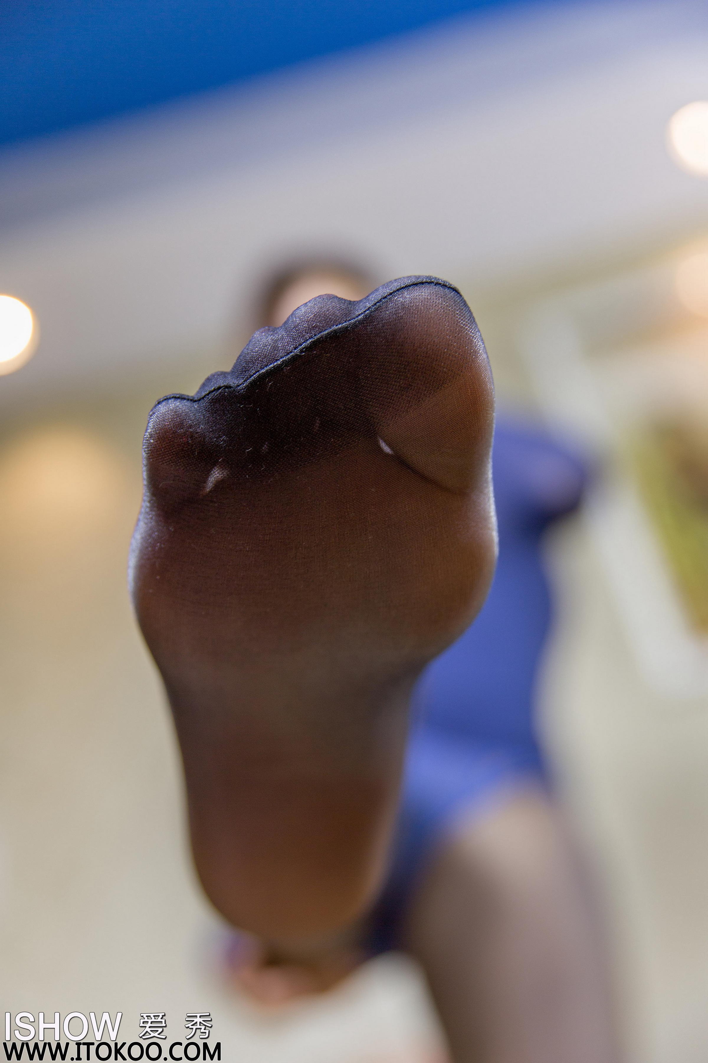 [ISHOW爱秀]NO.159 林琳Caroline 蓝色紧身透视上衣加灰色丝袜美腿玉足性感私房写真集第8张