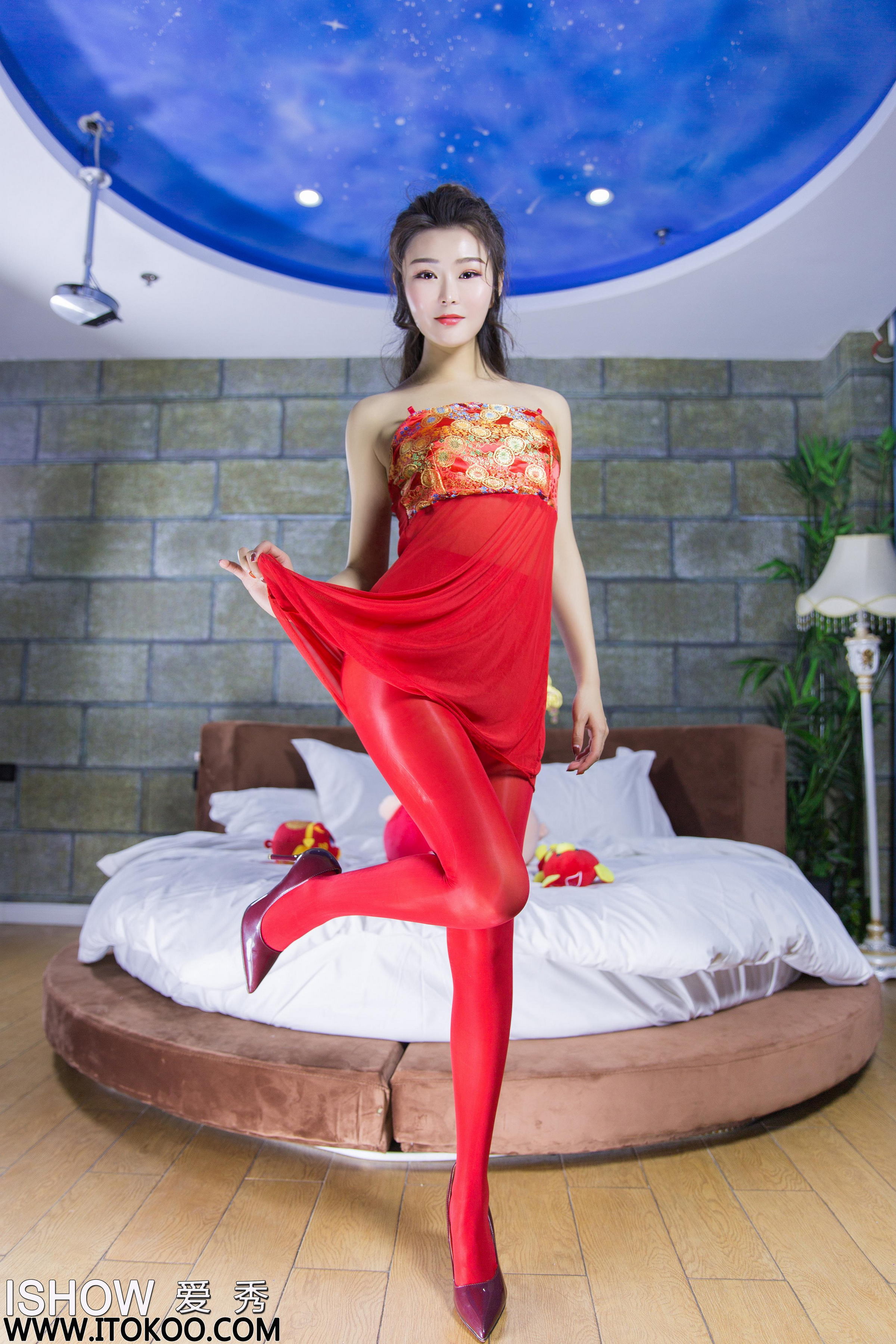 [ISHOW爱秀]NO.188 周佳妮Janiee 红色透视抹胸裙加红色丝袜美腿性感私房写真集第5张