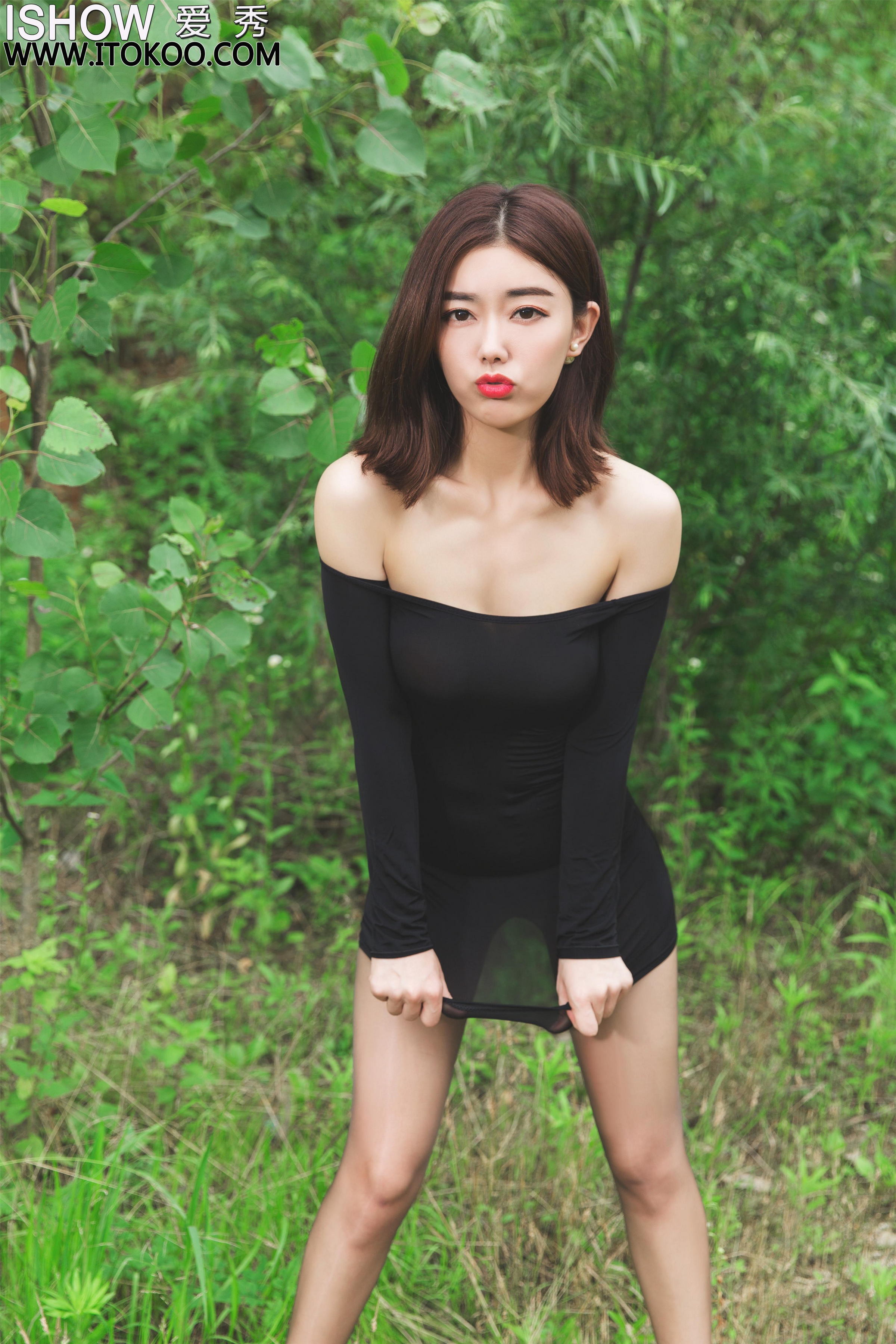 [ISHOW爱秀]NO.192 林琳Caroline 黑色紧身抹胸裙加灰色丝袜美腿性感私房写真集第5张