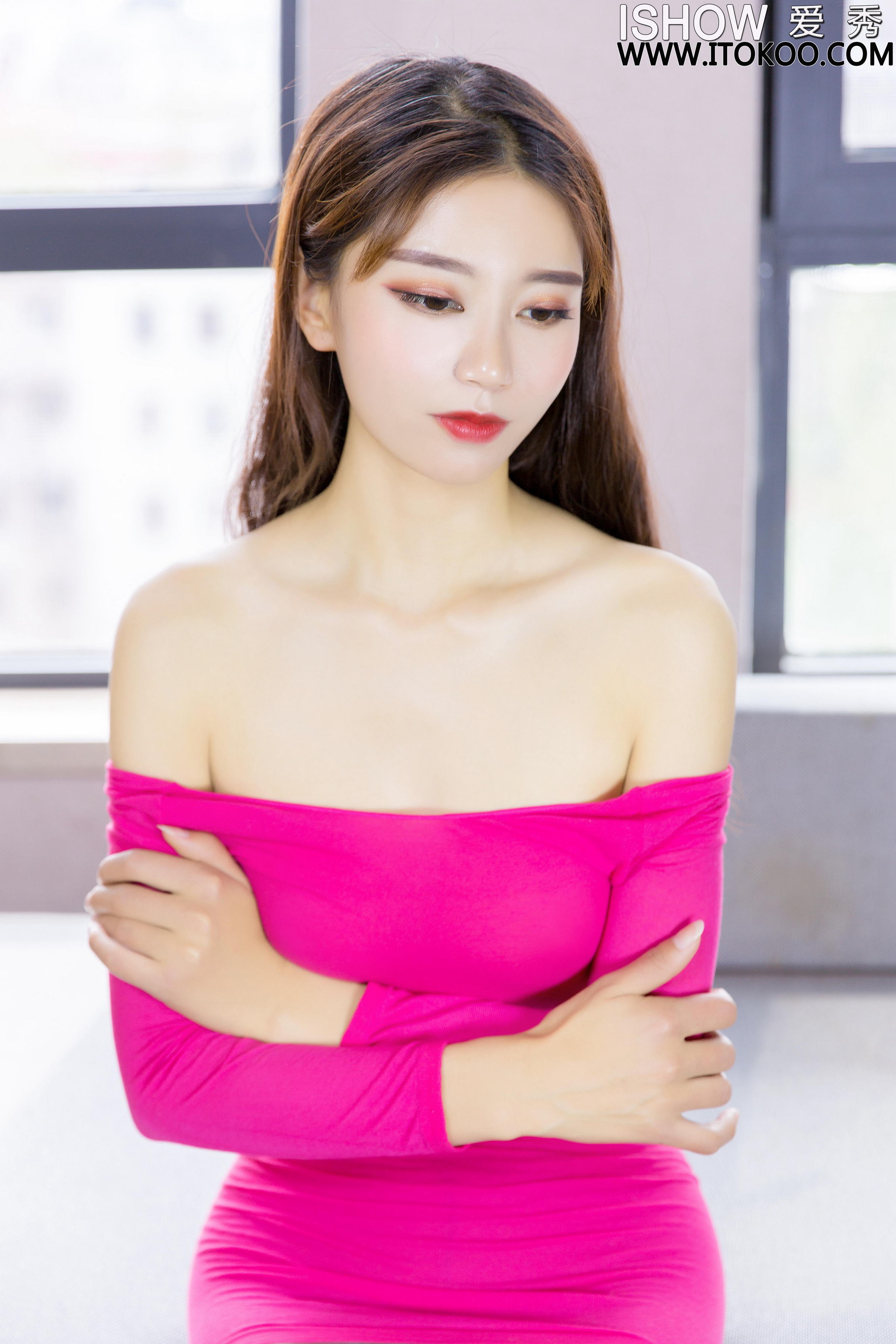 [ISHOW爱秀]NO.237 王若伊Zoe 红色紧身连衣裙与白色情趣制服加白色丝袜美腿性感私房写真集第5张