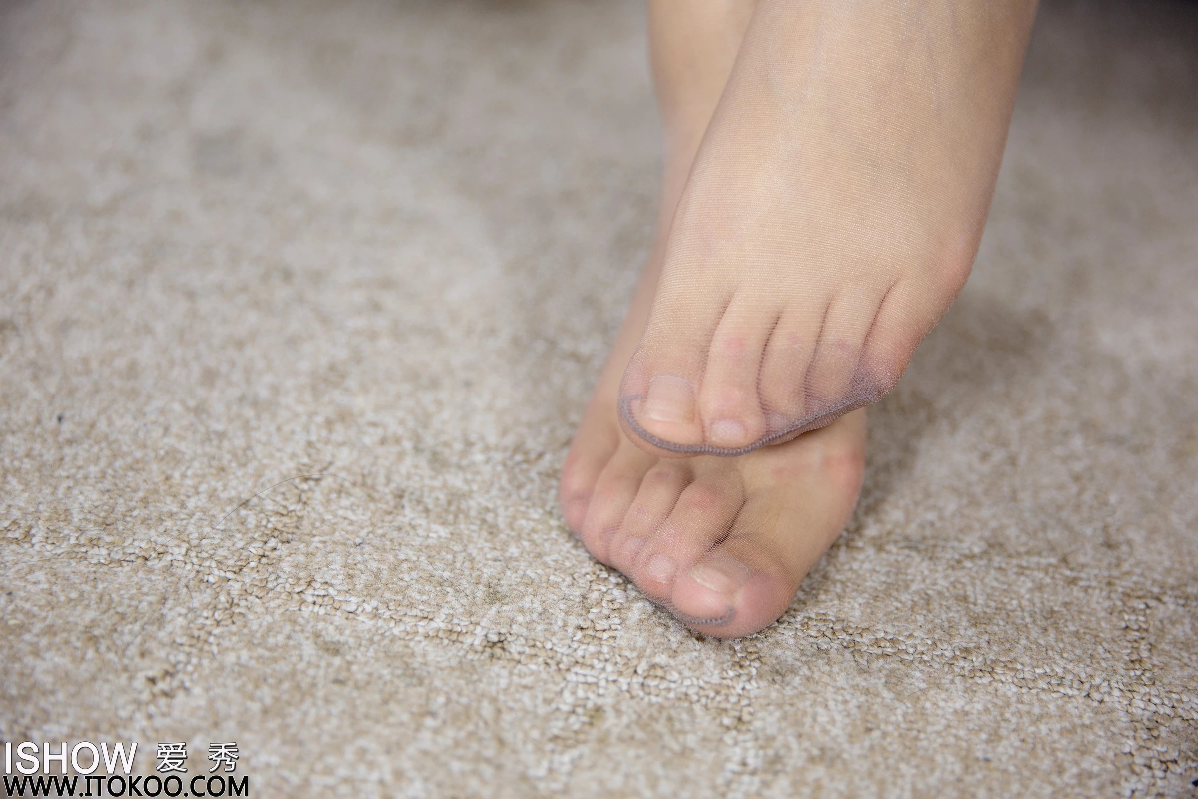 [ISHOW爱秀]NO.317 性感女秘书 檬檬 黑色短裙加黑丝美腿私房写真集第7张