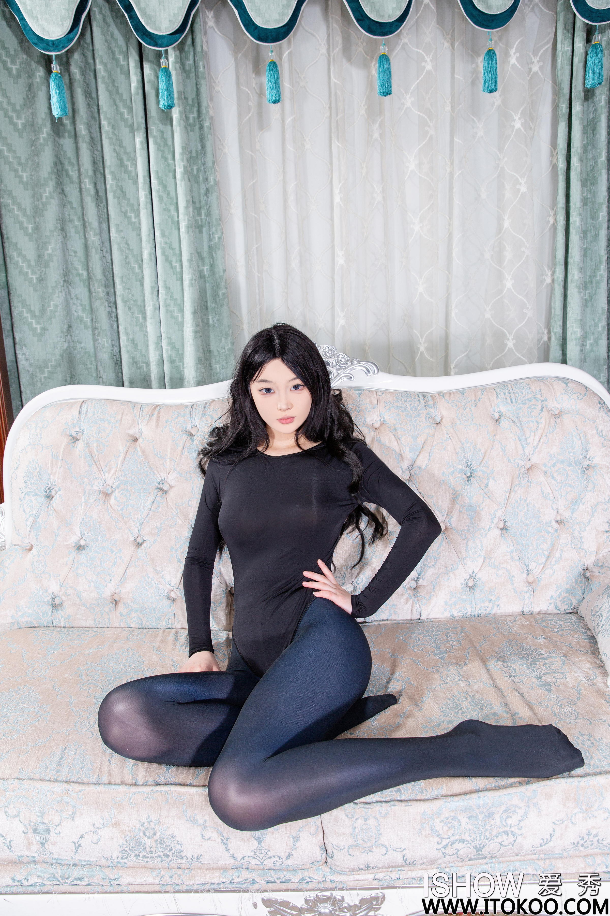 [ISHOW爱秀]2024-06-29 NO.422 喵鹿鹿 黑色情趣连衣裙与紧身透视连体衣加黑丝美腿性感私房写真集第9张