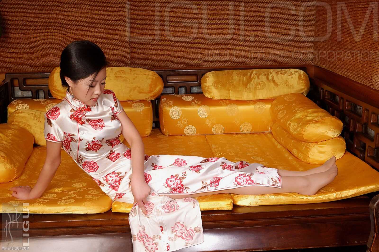 [丽柜LiGui] Model 小露露《旗袍古韻》丝足写真图片第4张