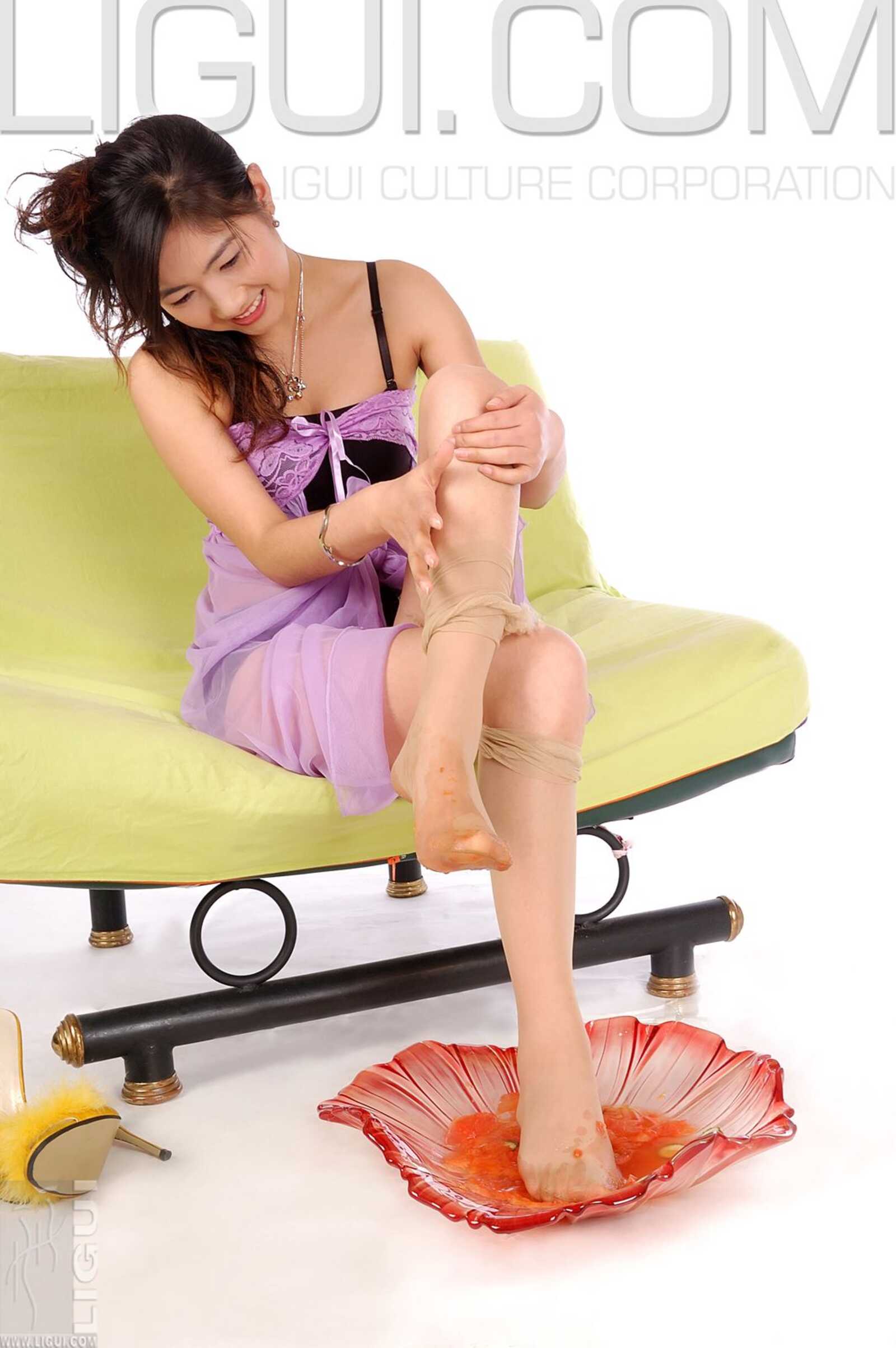 [丽柜LiGui] Model 丝丝《美足踩踏蔬菜》写真图片第4张