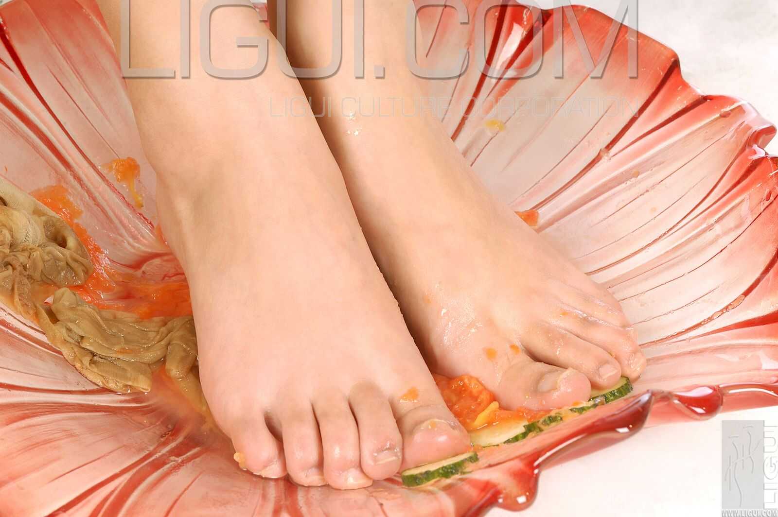 [丽柜LiGui] Model 丝丝《美足踩踏蔬菜》写真图片第2张