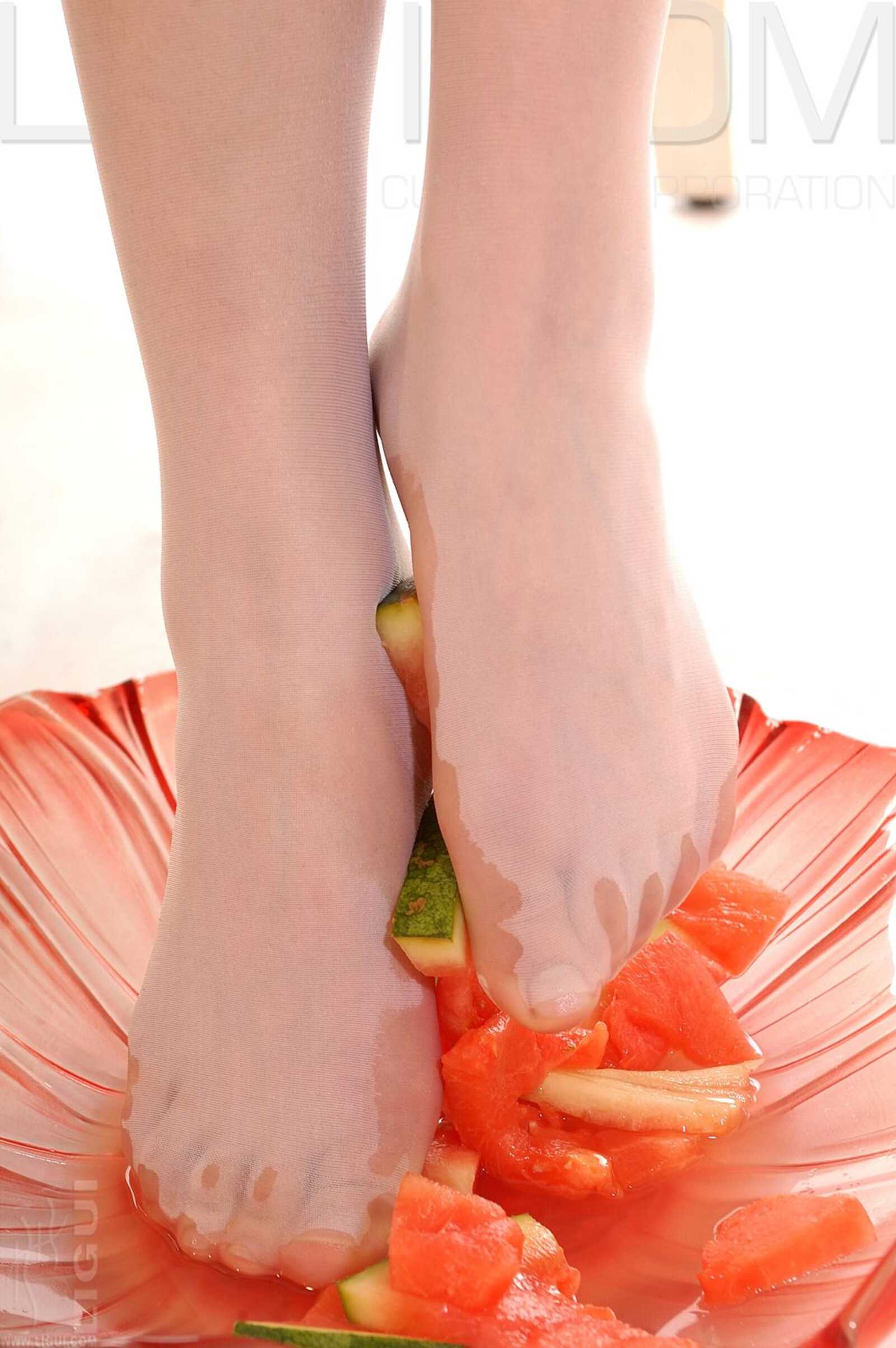 [丽柜LiGui] Model 海伦《玉足榨汁機》丝足写真集图第8张