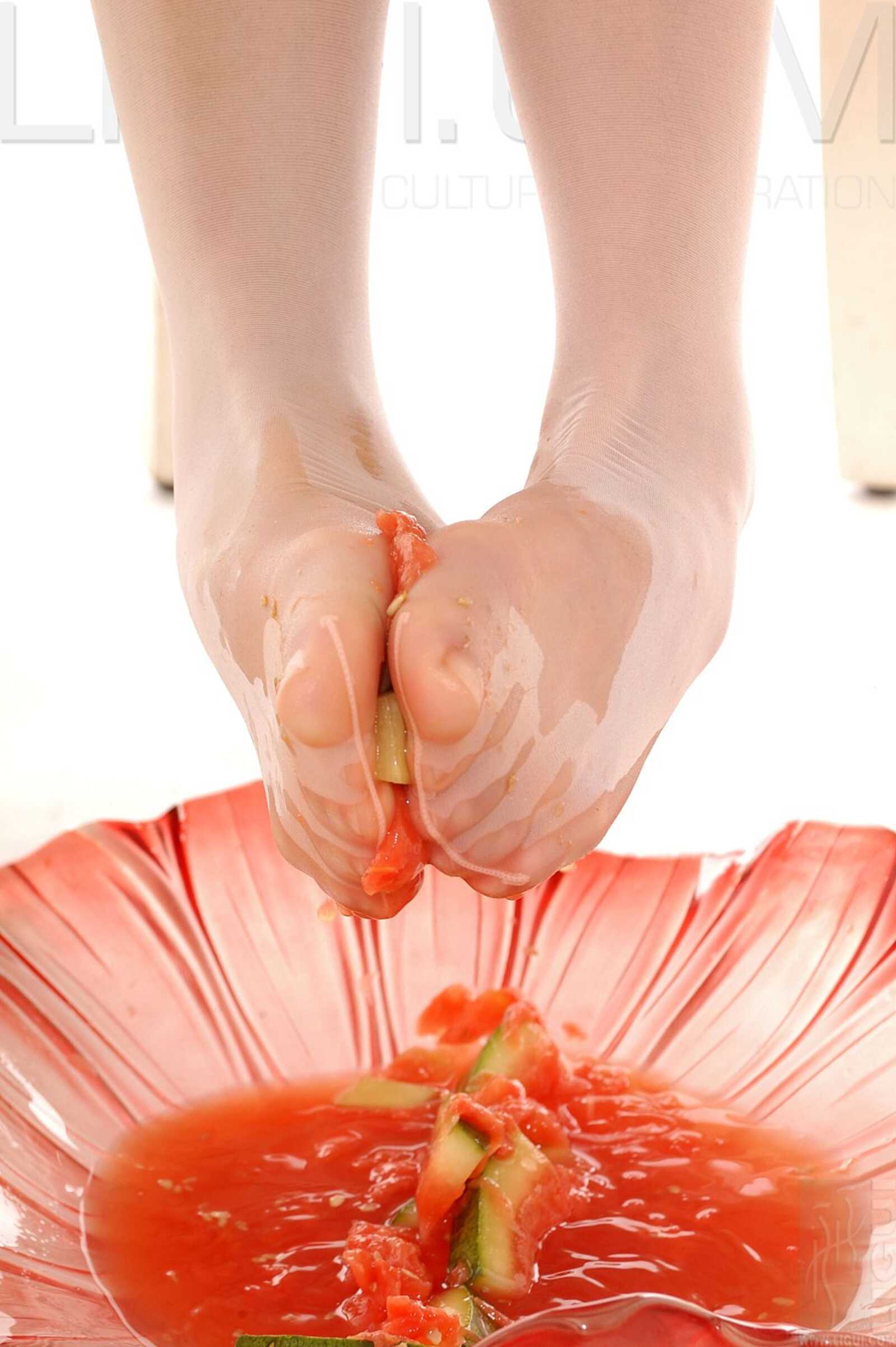 [丽柜LiGui] Model 海伦《玉足榨汁機》丝足写真集图第5张