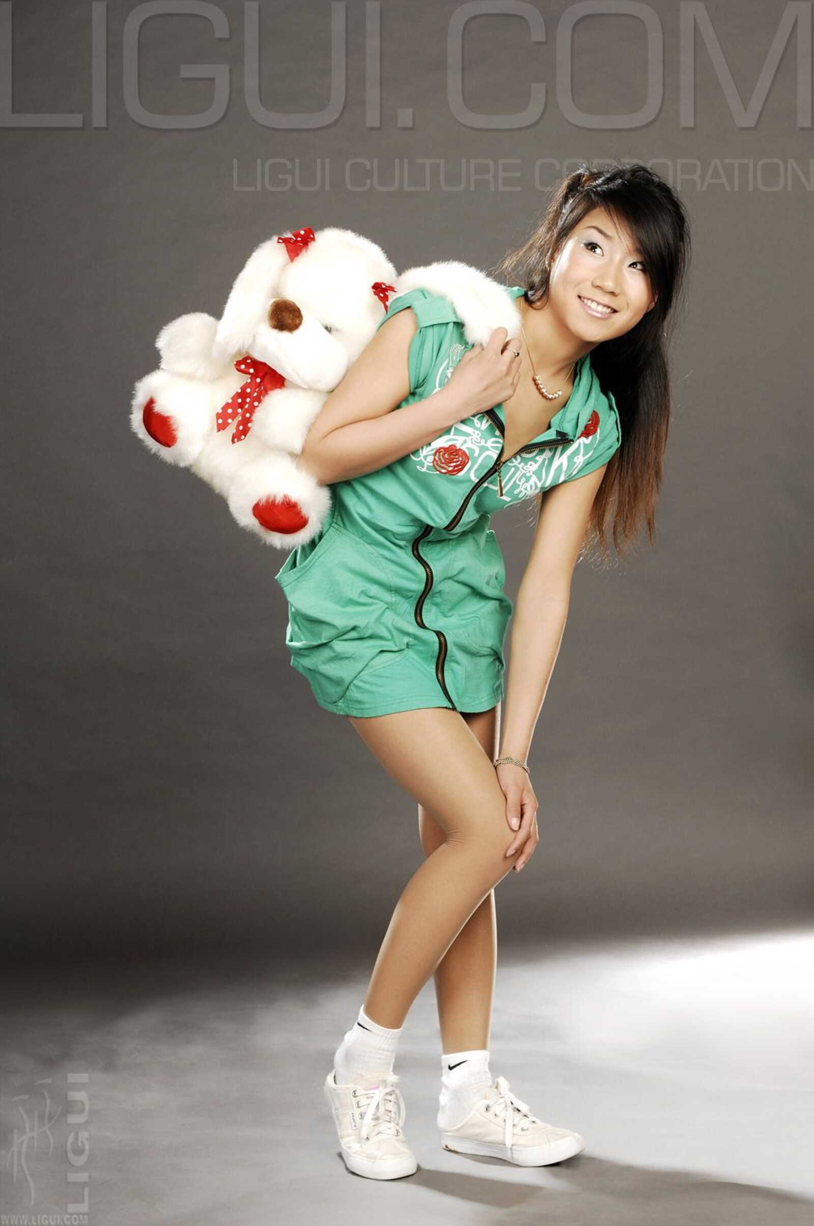 [丽柜LiGui] Model 默默《顽皮的小熊》丝足写真图片第9张