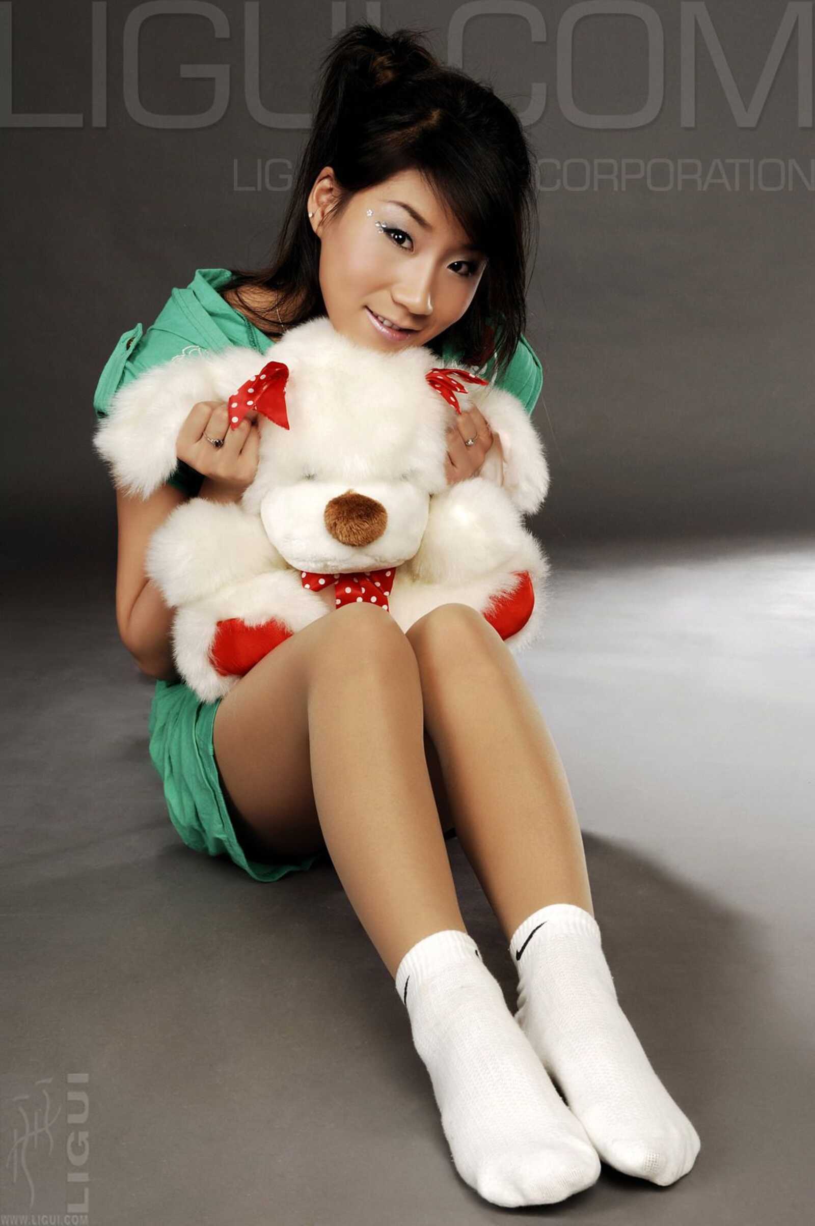 [丽柜LiGui] Model 默默《顽皮的小熊》丝足写真图片第7张